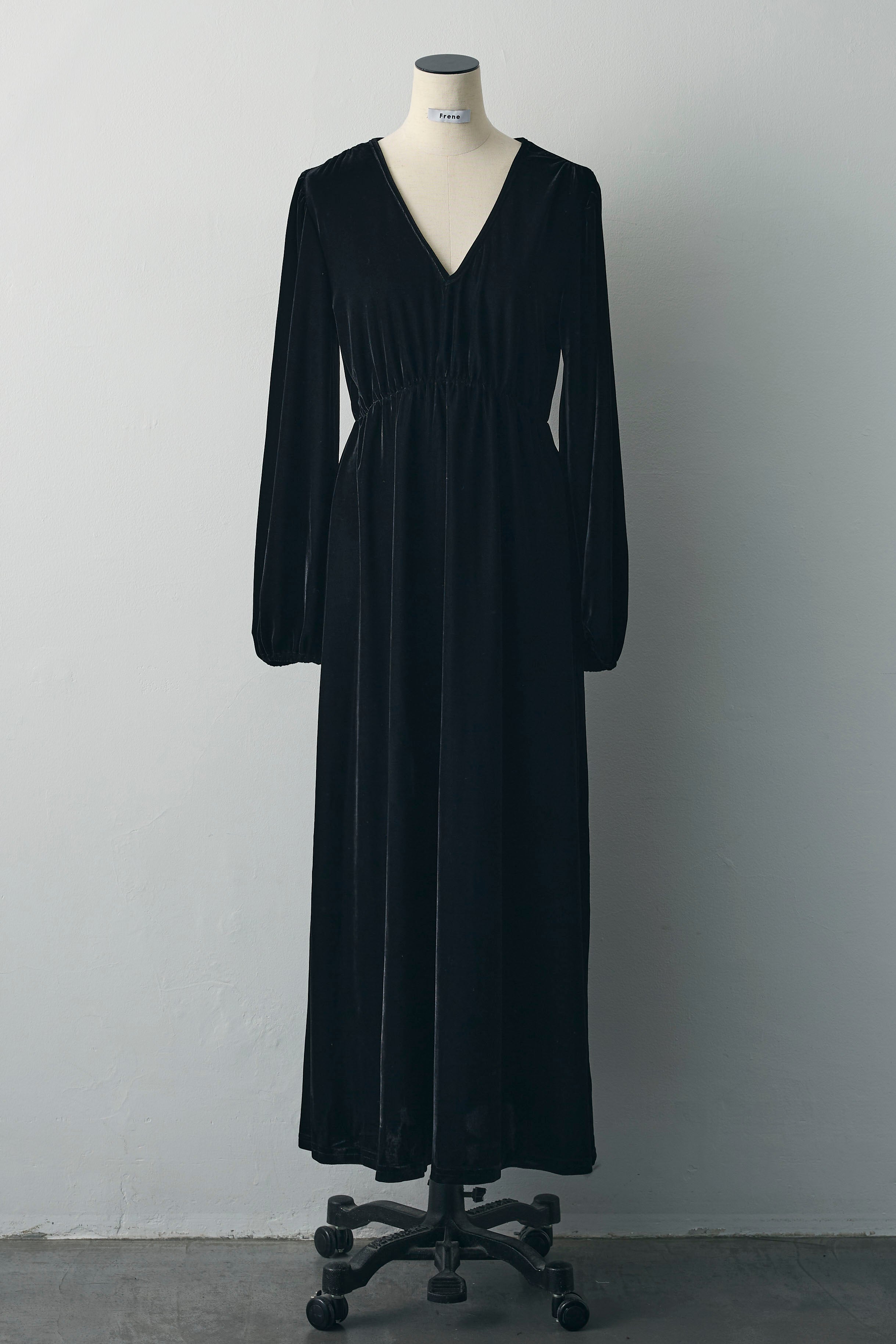 早い者勝ち⭐︎希少⭐︎ファーファー ベロアロングワンピース⭐︎美品 予約]Vネックベロアロングワンピース – Frene