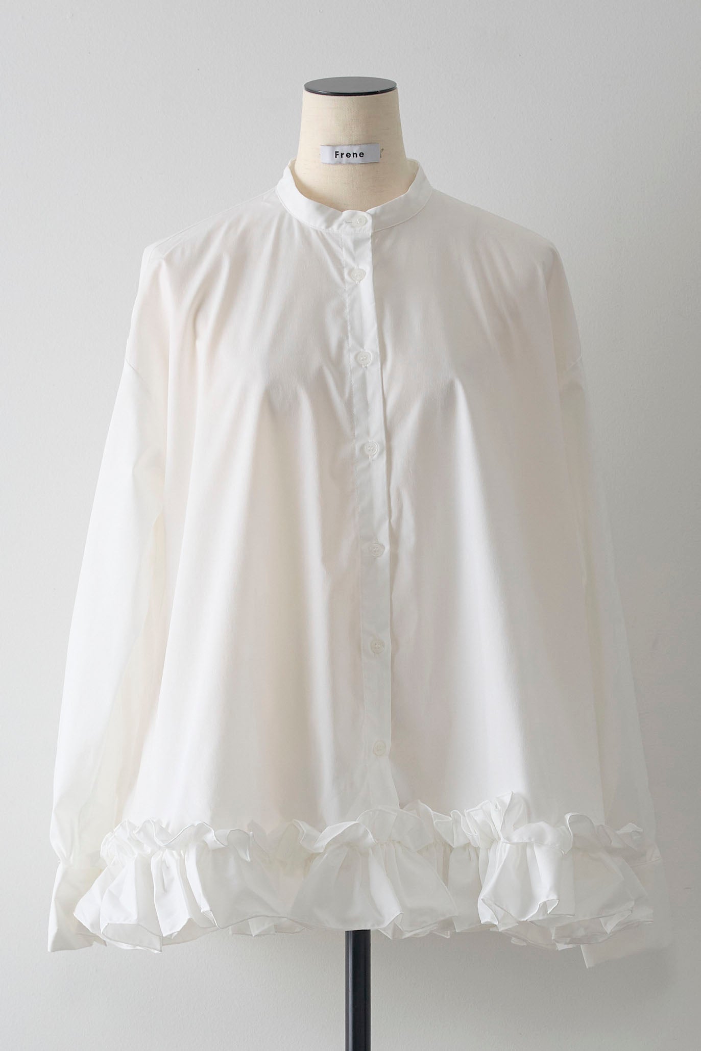予約]フリルヘムノーカラーブラウス – Frene