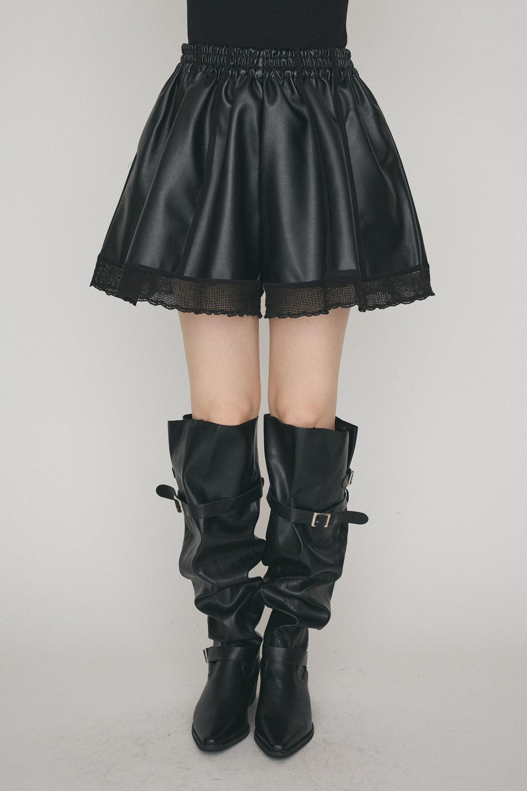 [予約]レザーライクフレアショートパンツ