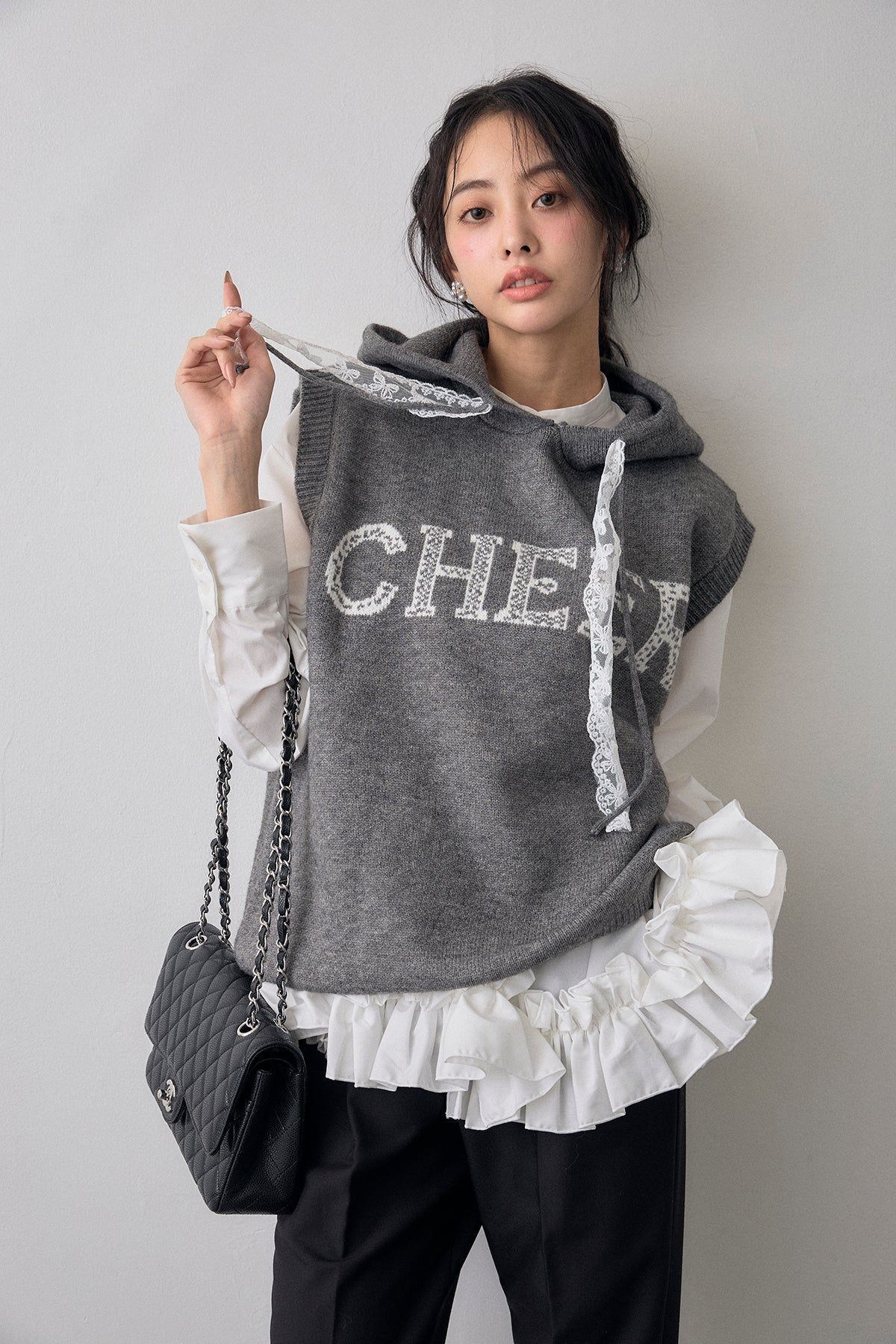 予約]レースリボンロゴフードスリーブレスニット – Frene