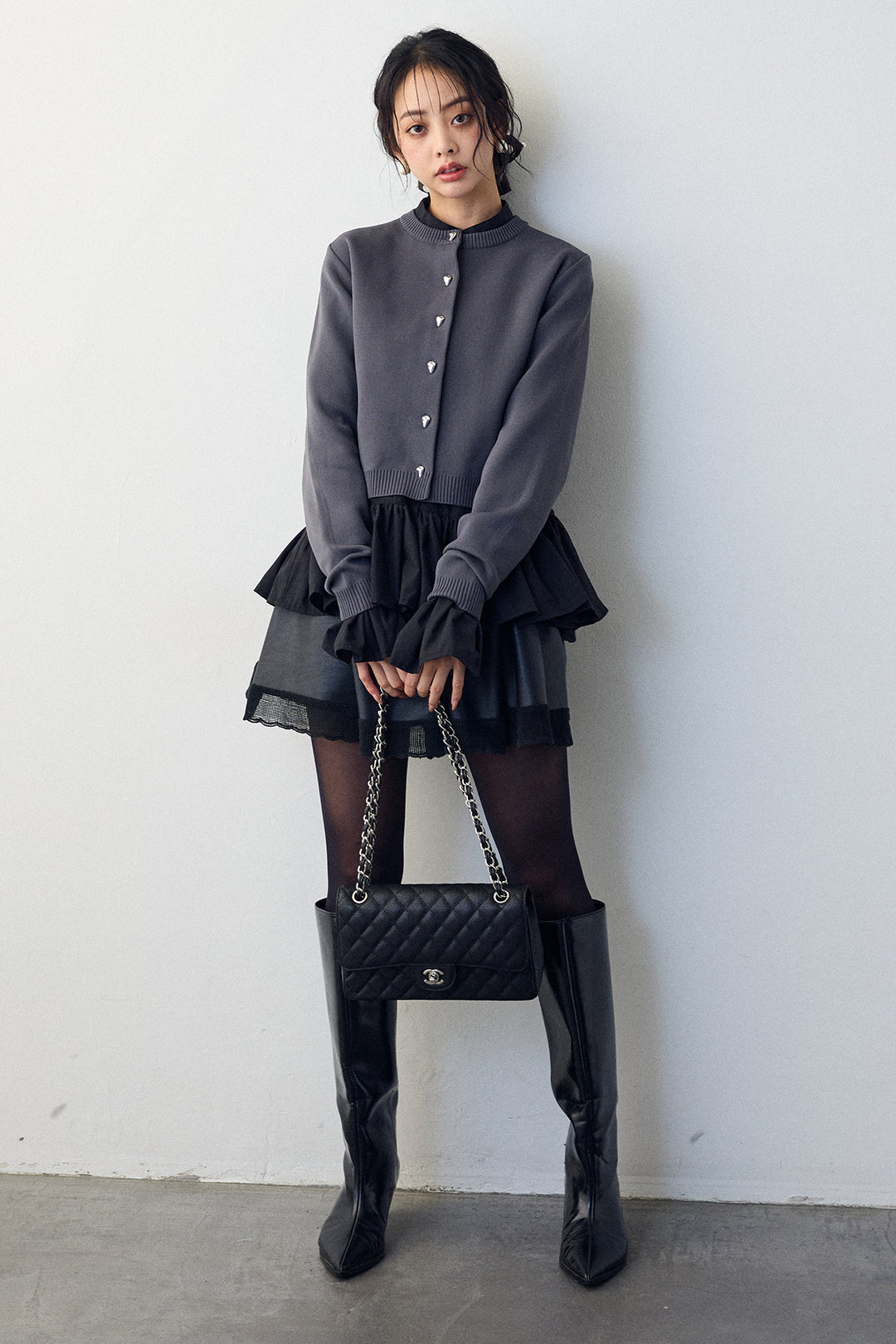 [予約/SET]フリルヘムスリーブブラウス+メタルボタンベーシックカーデ+レザーライクフレアショートパンツ(3set)