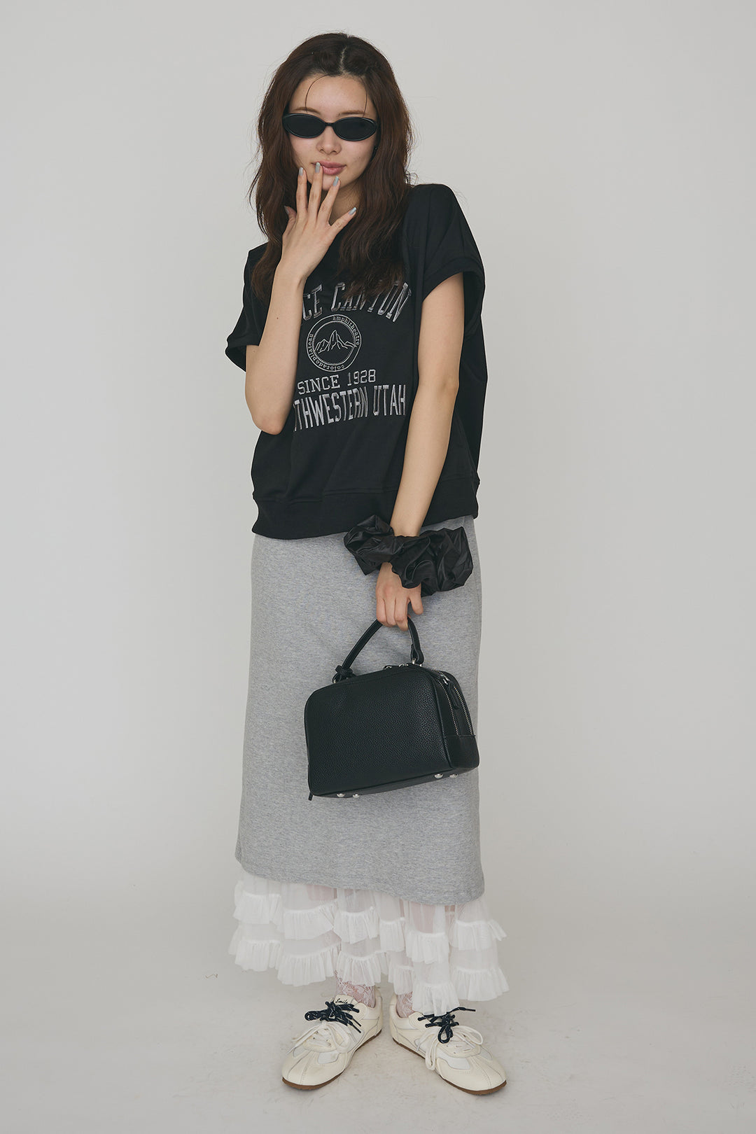 [予約/SET]ロゴ刺繍デザインリブカットT+フリルヘムスウェットスリットスカート(2set)