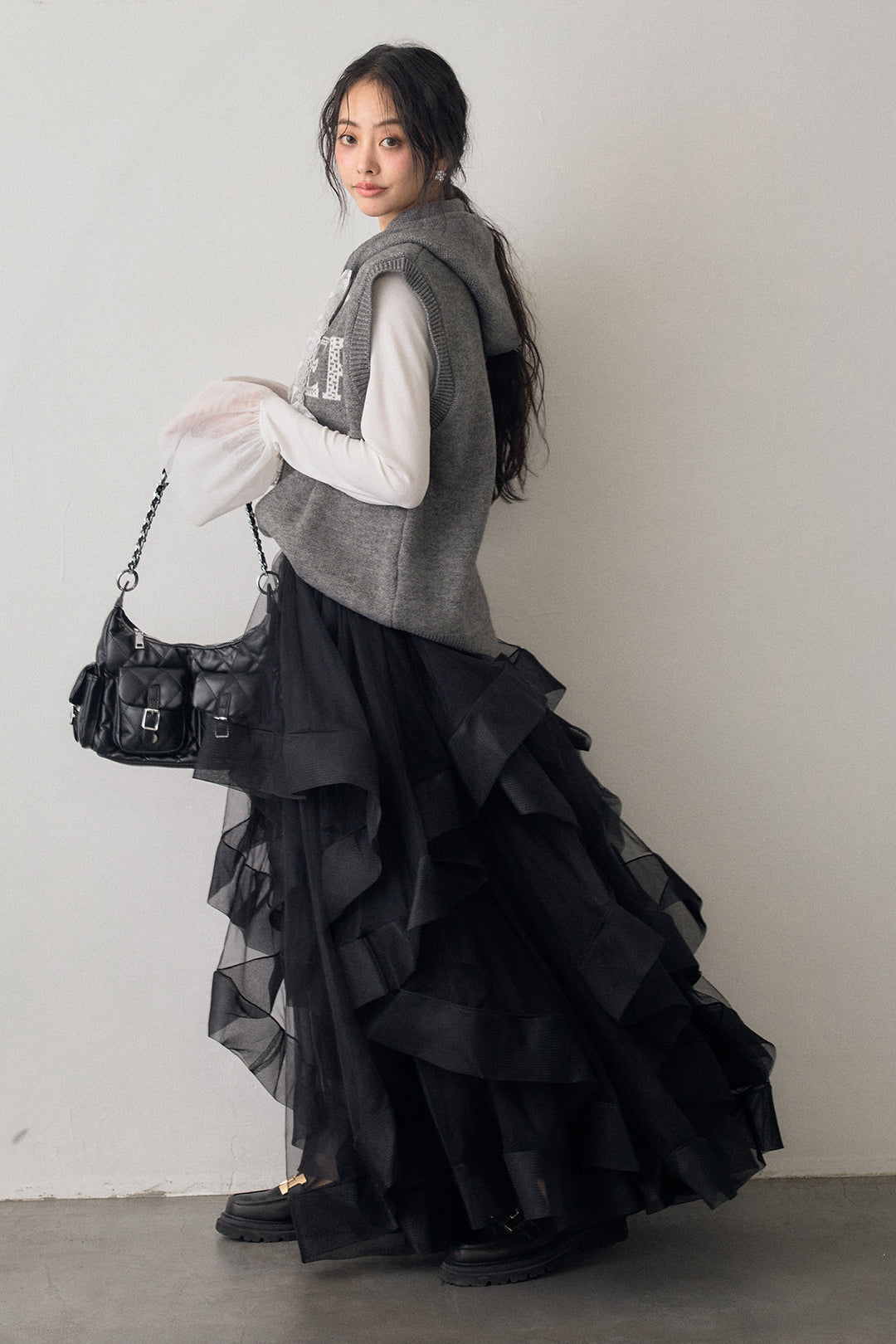 [予約/SET]チュールシアーカフスリブニット+レースリボンロゴフードスリーブレスニット+ランダムフリルティアードボリュームスカート(3set)