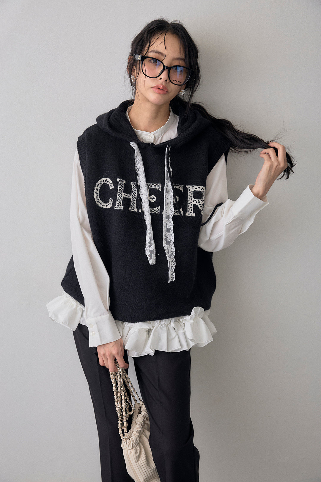 [予約]レースリボンロゴフードスリーブレスニット