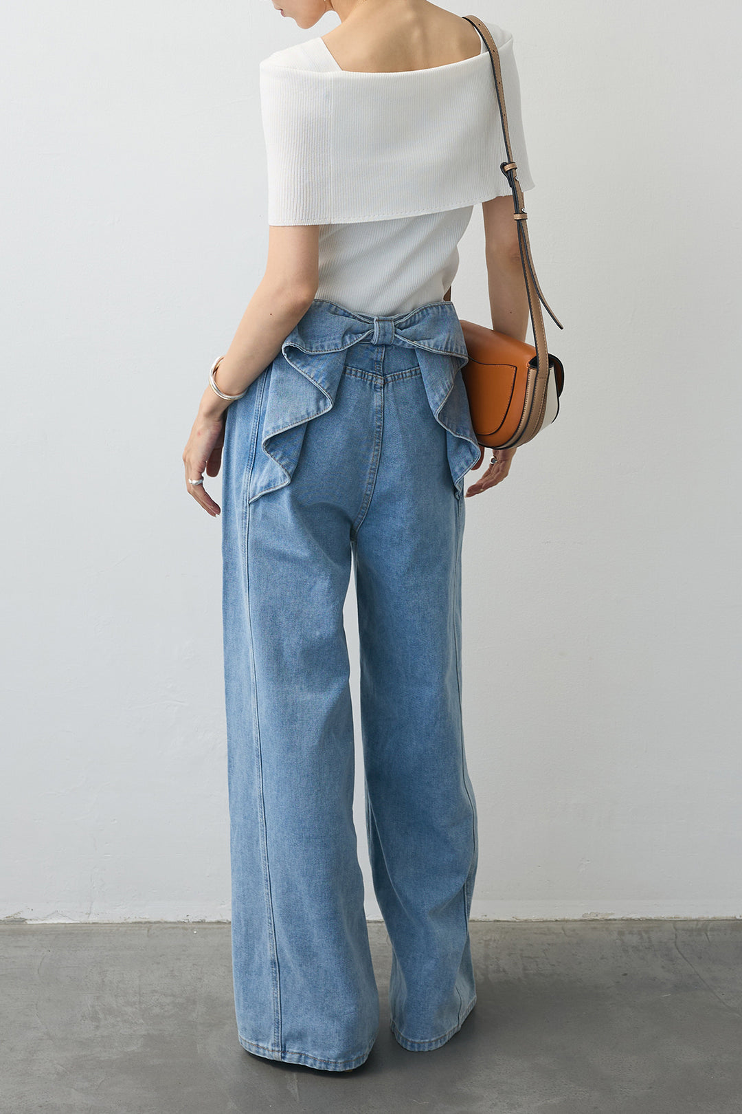 [予約/SET]ショルダーリブオフショルニット+アシメフリルティアードデザインTシャツ+バックリボンデザインデニムパンツ(3set)