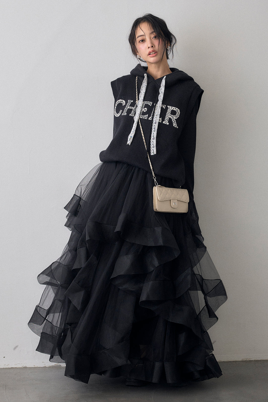 [予約/SET]レースリボンロゴフードスリーブレスニット+ランダムフリルティアードボリュームスカート(2set)