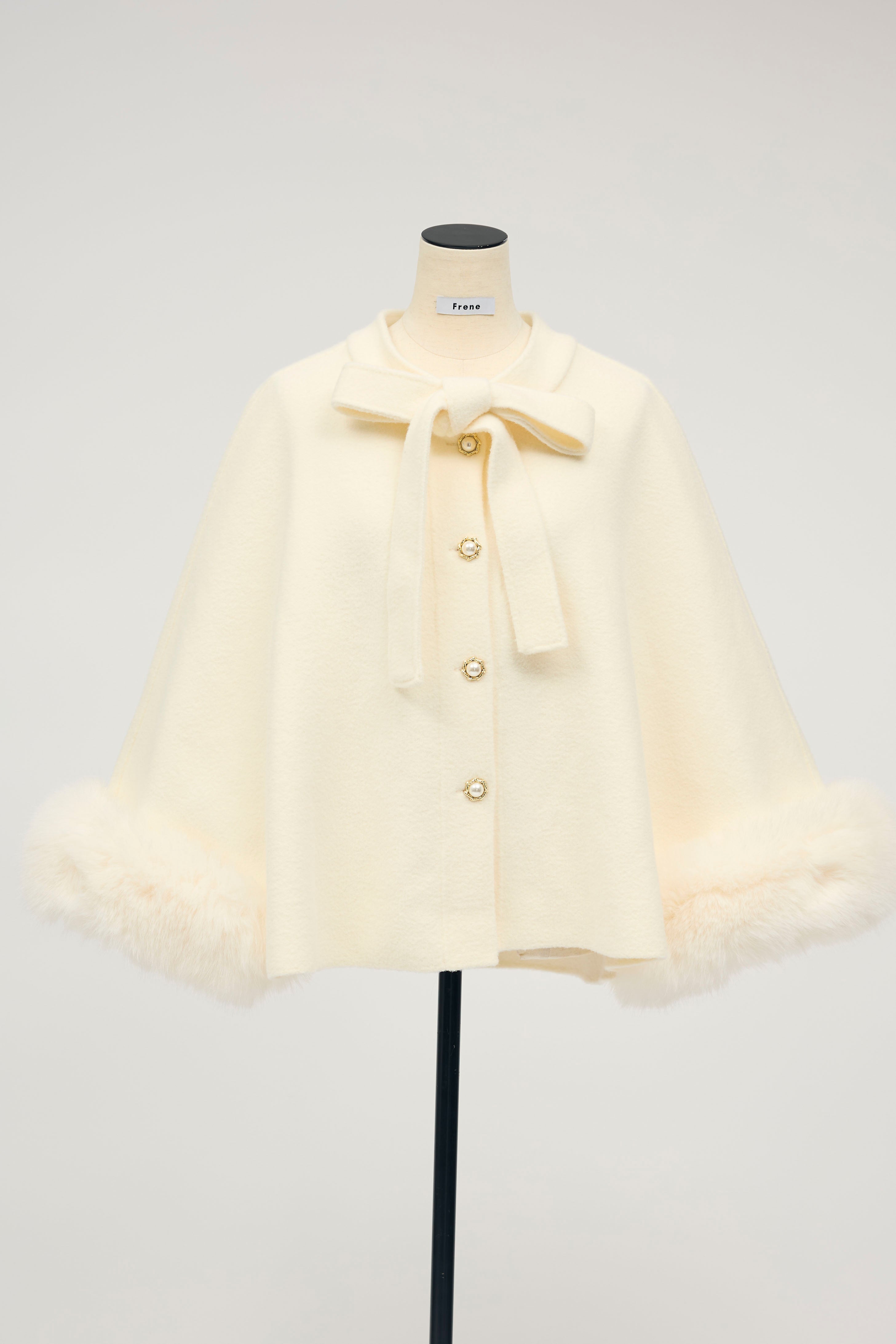【新品】ファーカフスリボンポンチョコート ブラック◾️Frene フラーネ 予約]ファーカフスリボンポンチョコート – Frene