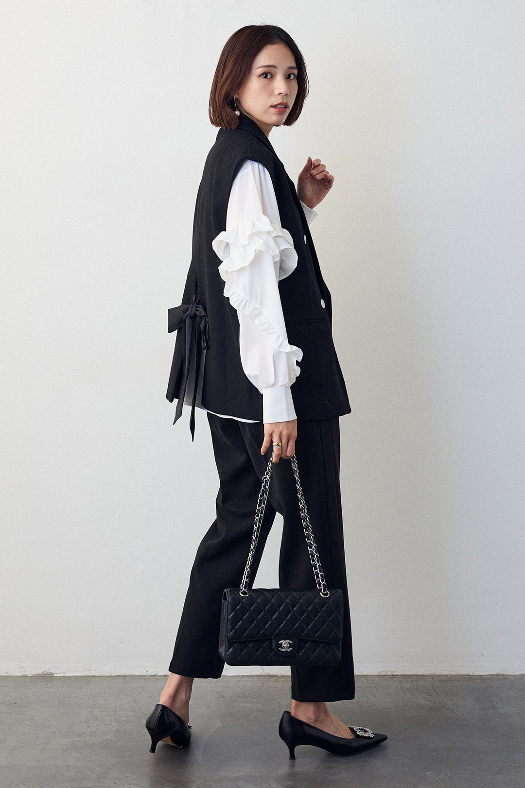 [予約/SET]スタンドカラーラッフルフリルスリーブブラウス+バックリボンテーラーベスト+ウォームセンタープレス美ラインテーパードパンツ(3set)