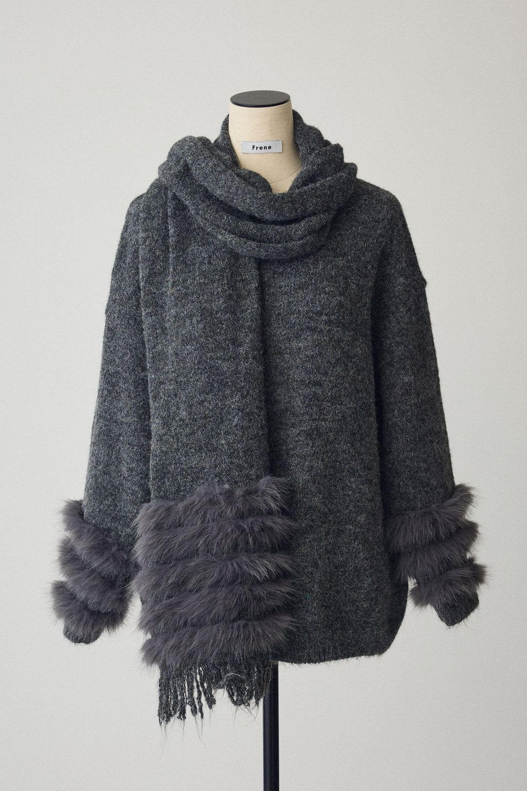 [予約]マフラー付きファーラインデザインニットカーデ