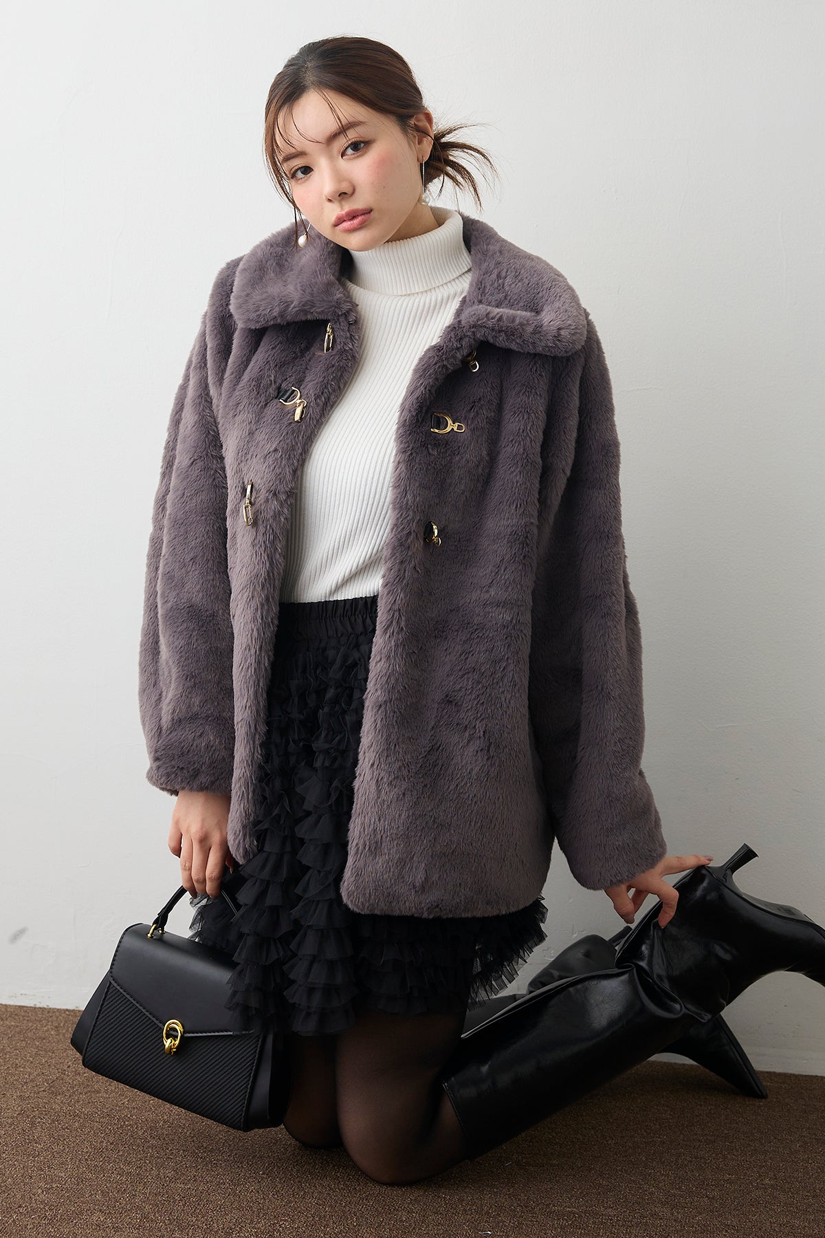 予約]ビット付きフェイクファーコート – Frene