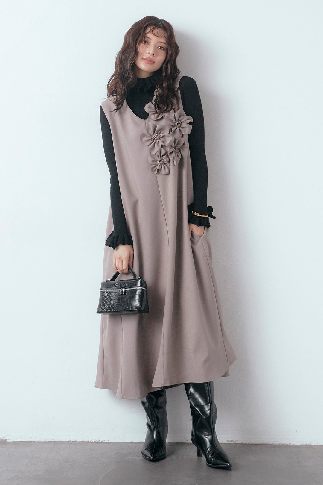 [予約/SET]ダブルフリルカラーニットプルオーバー+アシメフラワーモチーフVネックワンピース(2set)