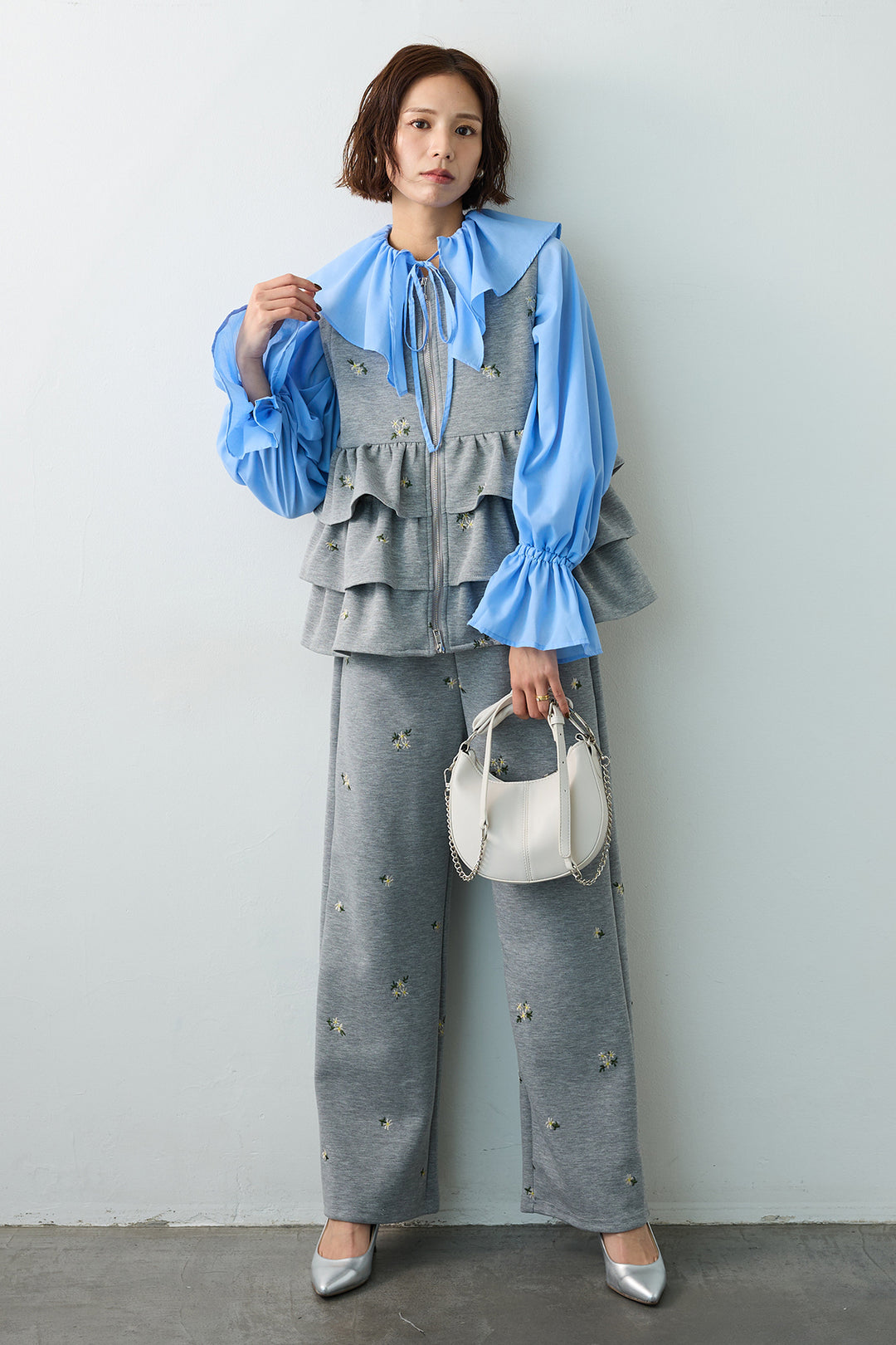 [予約/SET]エアリーフリルフレアカフスブラウス+フラワー刺繍ティアードポンチベスト+フラワー刺繍ストレートポンチパンツ(3set)