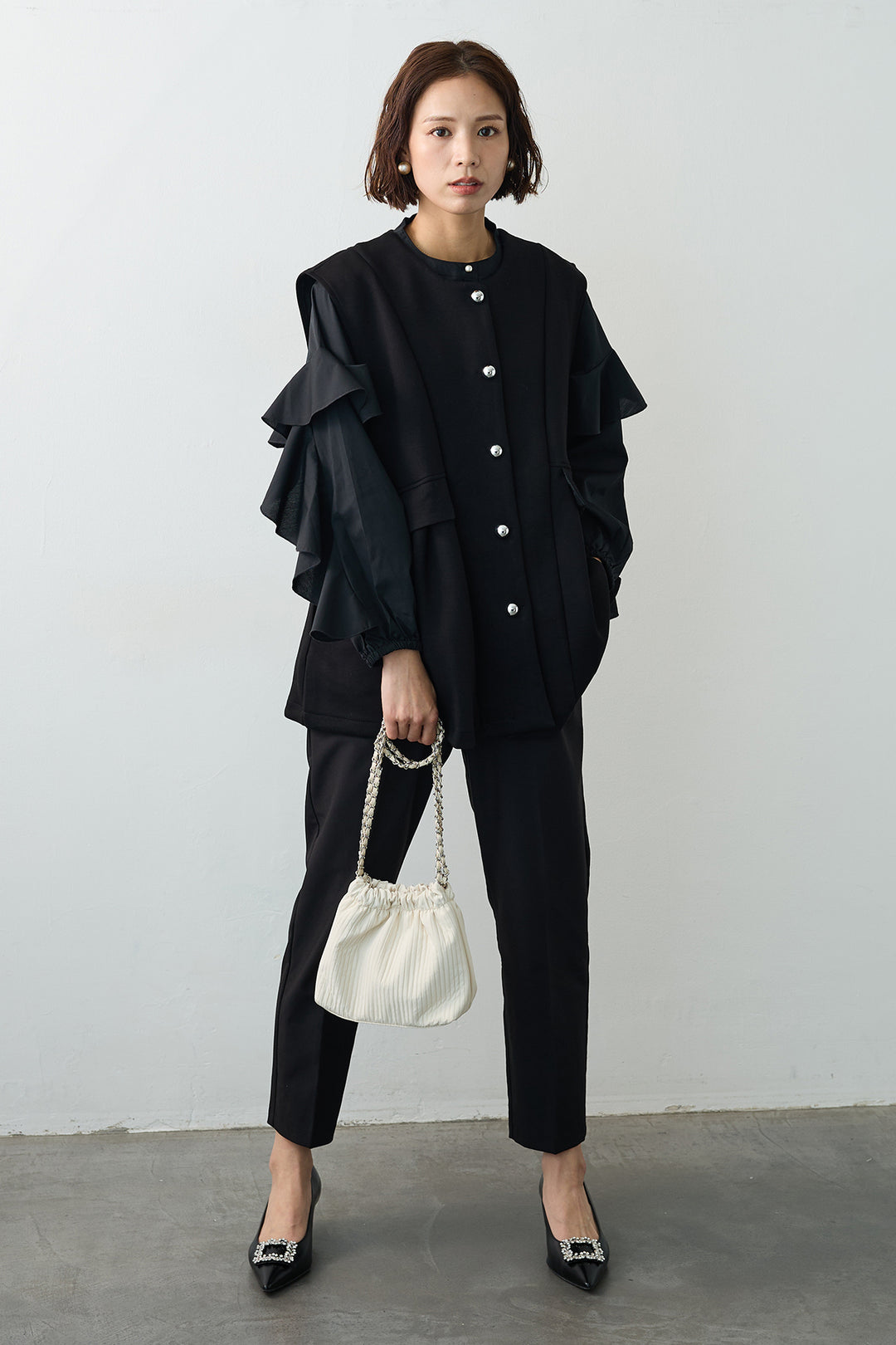 [予約/SET]ティアードフリルスリーブパールボタンブラウス+ペプラムラインシルバーボタンジレ+タックテーパードパンツ(3set)