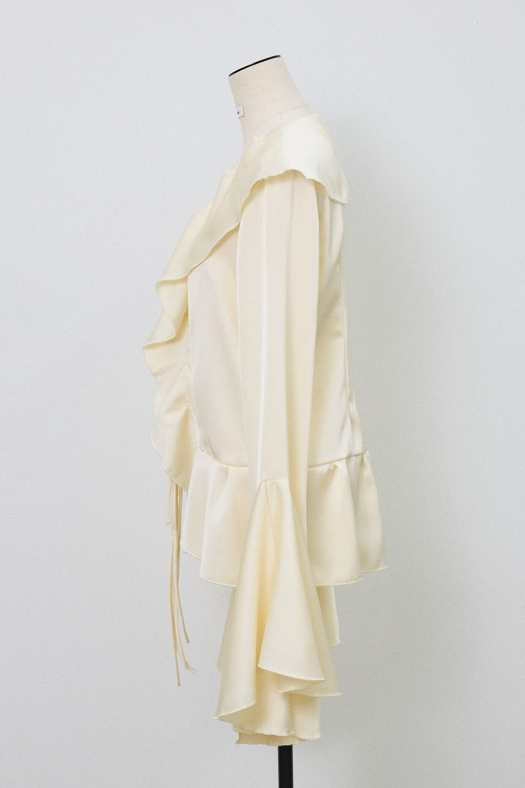 [予約]サテンフリルベルスリーブブラウス