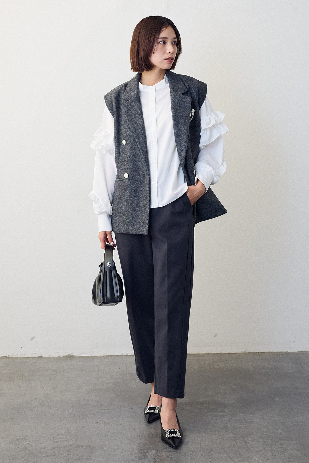 [予約/SET]スタンドカラーラッフルフリルスリーブブラウス+バックリボンテーラーベスト+ウォームセンタープレス美ラインテーパードパンツ(3set)