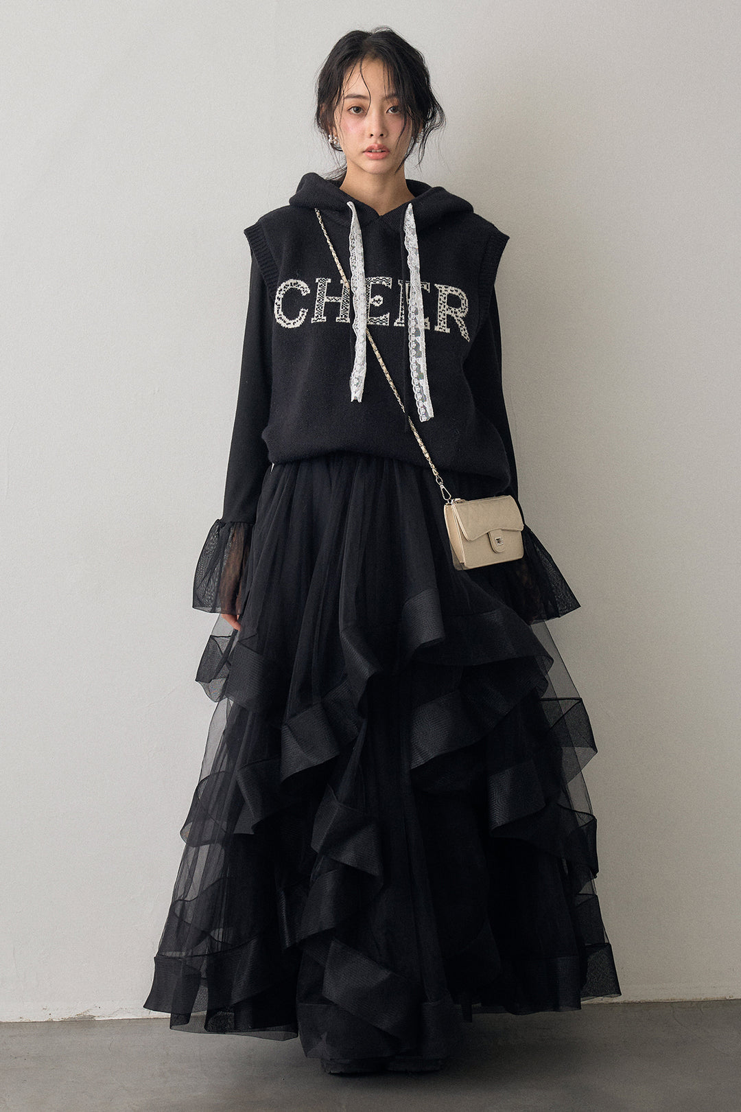 [予約/SET]チュールシアーカフスリブニット+レースリボンロゴフードスリーブレスニット+ランダムフリルティアードボリュームスカート(3set)