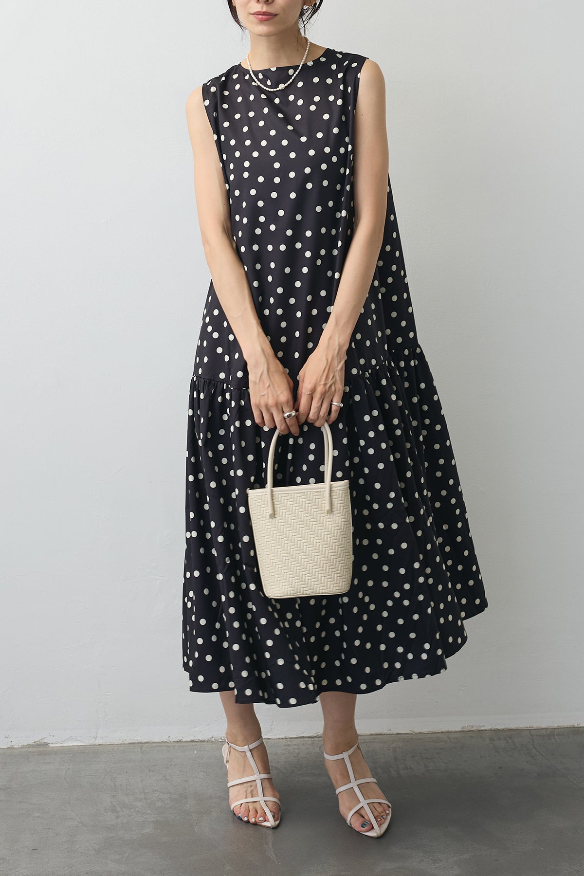 予約]スリーブレスドットワンピース – Frene