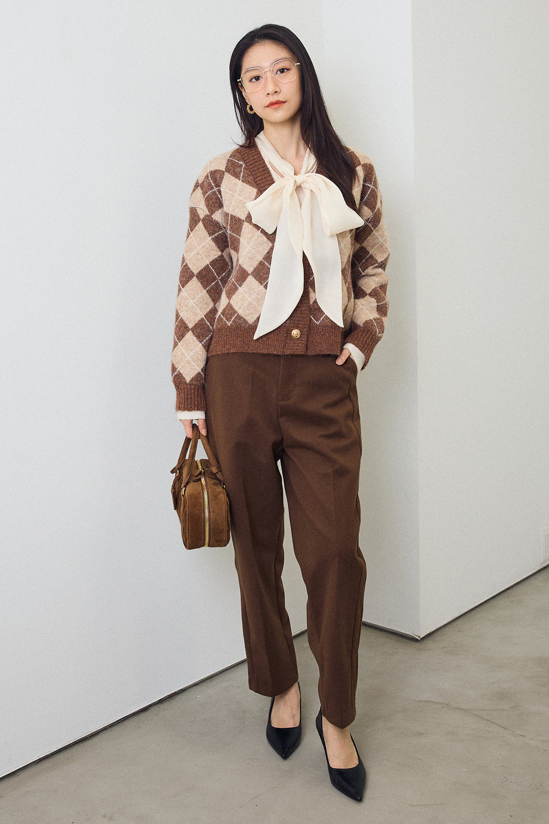 [予約/SET]前後2wayリボンシアーブラウス+アーガイル柄ゴールドボタンニットカーデ+ウォームセンタープレス美ラインテーパードパンツ(3set)