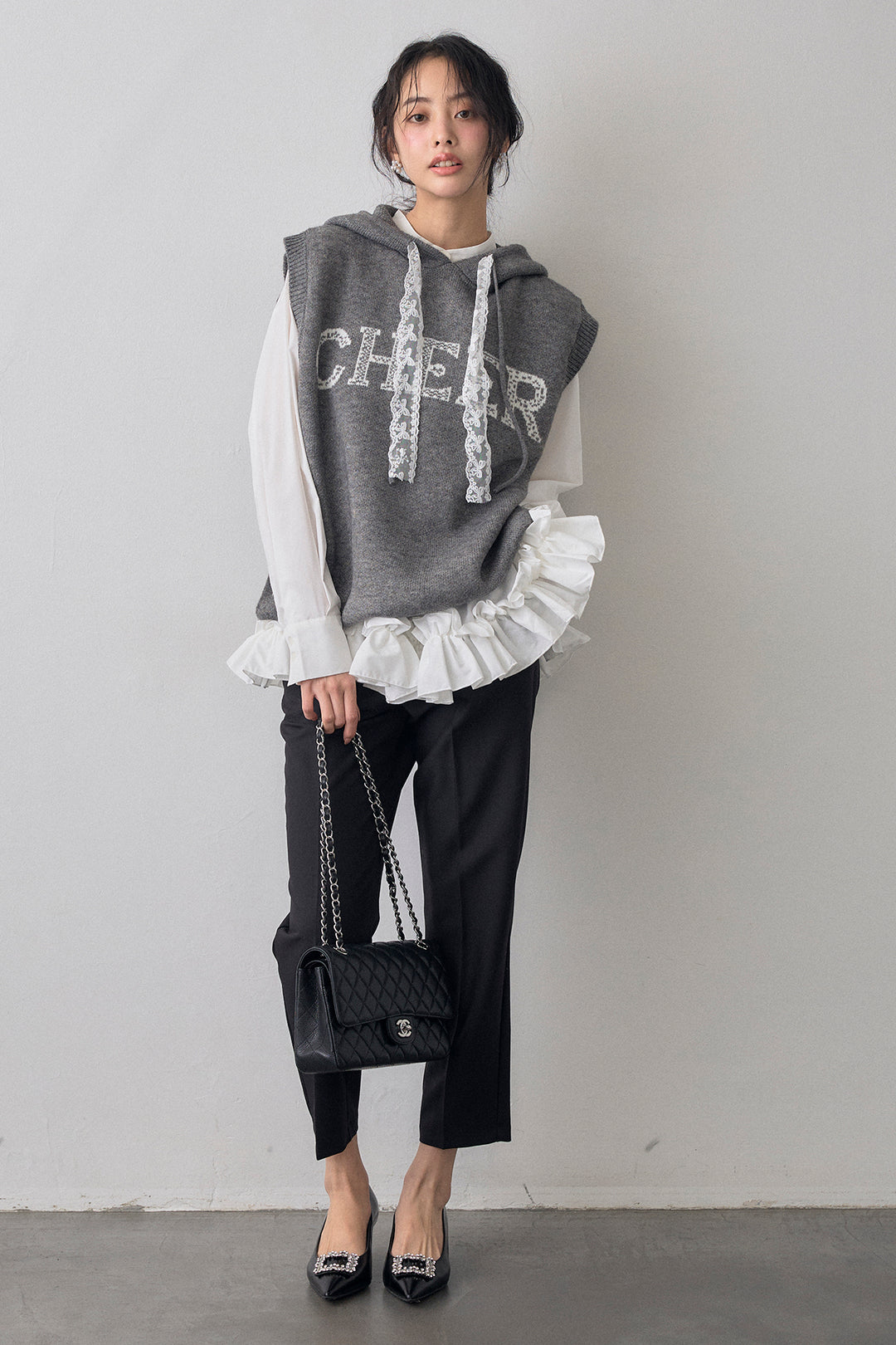 [予約/SET]パネルフレアヘムシャツ+レースリボンロゴフードスリーブレスニット(2set)