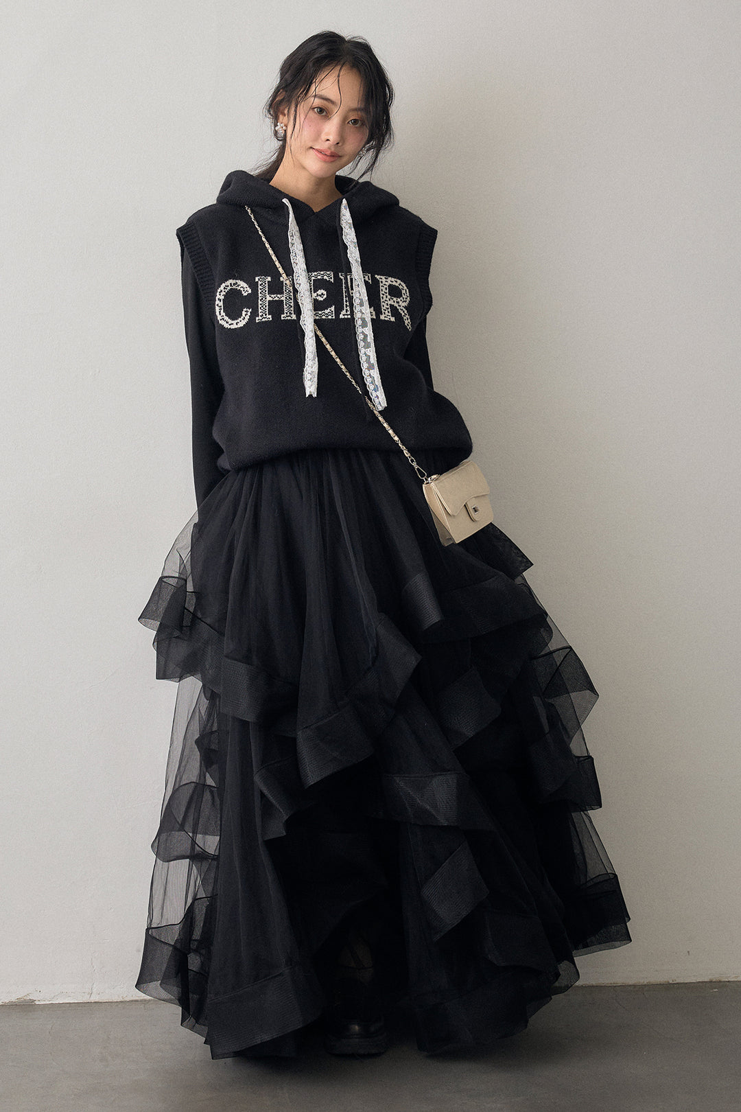 [予約/SET]チュールシアーカフスリブニット+レースリボンロゴフードスリーブレスニット+ランダムフリルティアードボリュームスカート(3set)