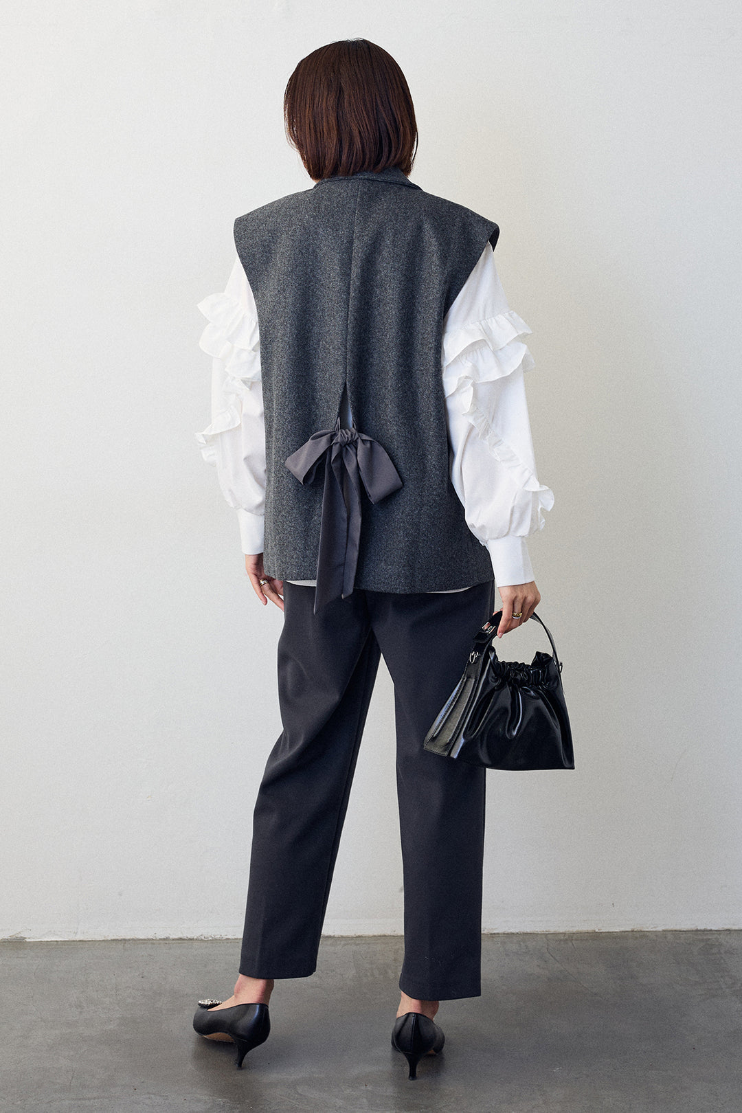 [予約/SET]スタンドカラーラッフルフリルスリーブブラウス+バックリボンテーラーベスト+ウォームセンタープレス美ラインテーパードパンツ(3set)