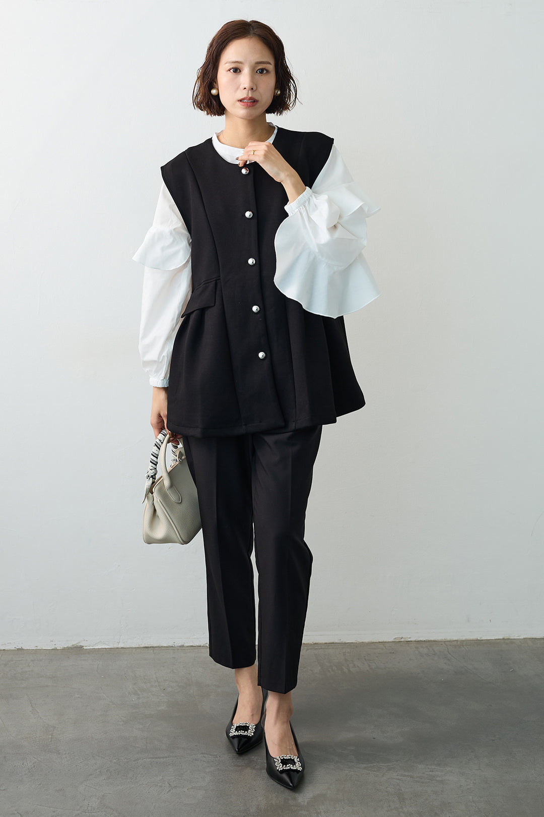 [予約/SET]ティアードフリルスリーブパールボタンブラウス+ペプラムラインシルバーボタンジレ+タックテーパードパンツ(3set)