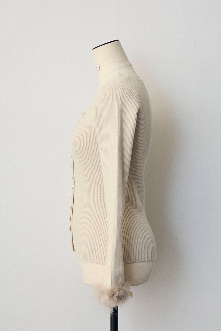 [予約]ファーフレアスリーブゴールドボタンニット