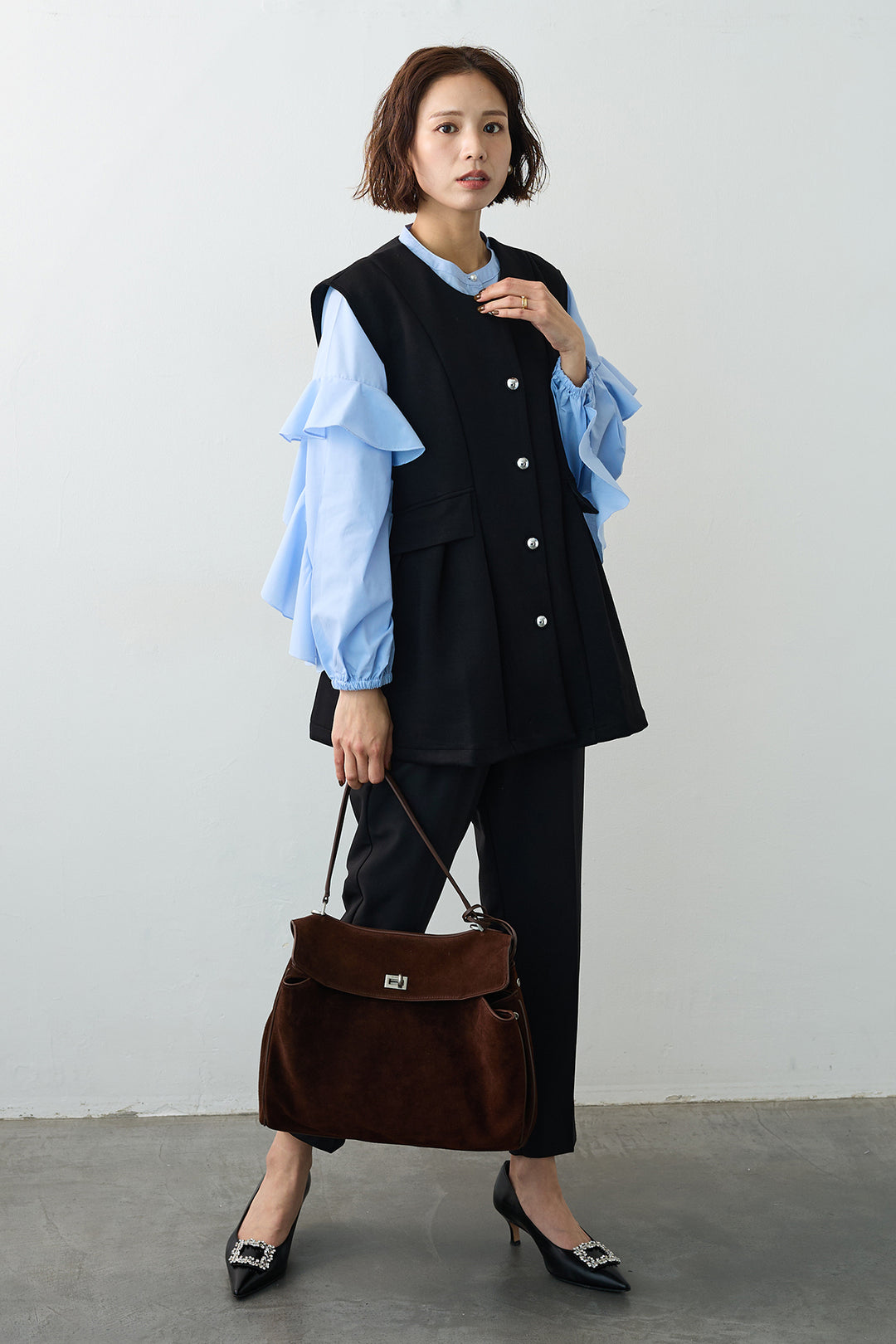 [予約/SET]ティアードフリルスリーブパールボタンブラウス+ペプラムラインシルバーボタンジレ(2set)