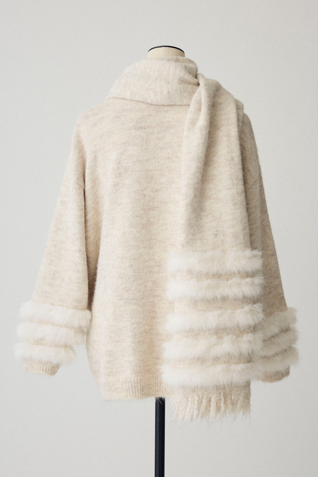 [予約]マフラー付きファーラインデザインニットカーデ