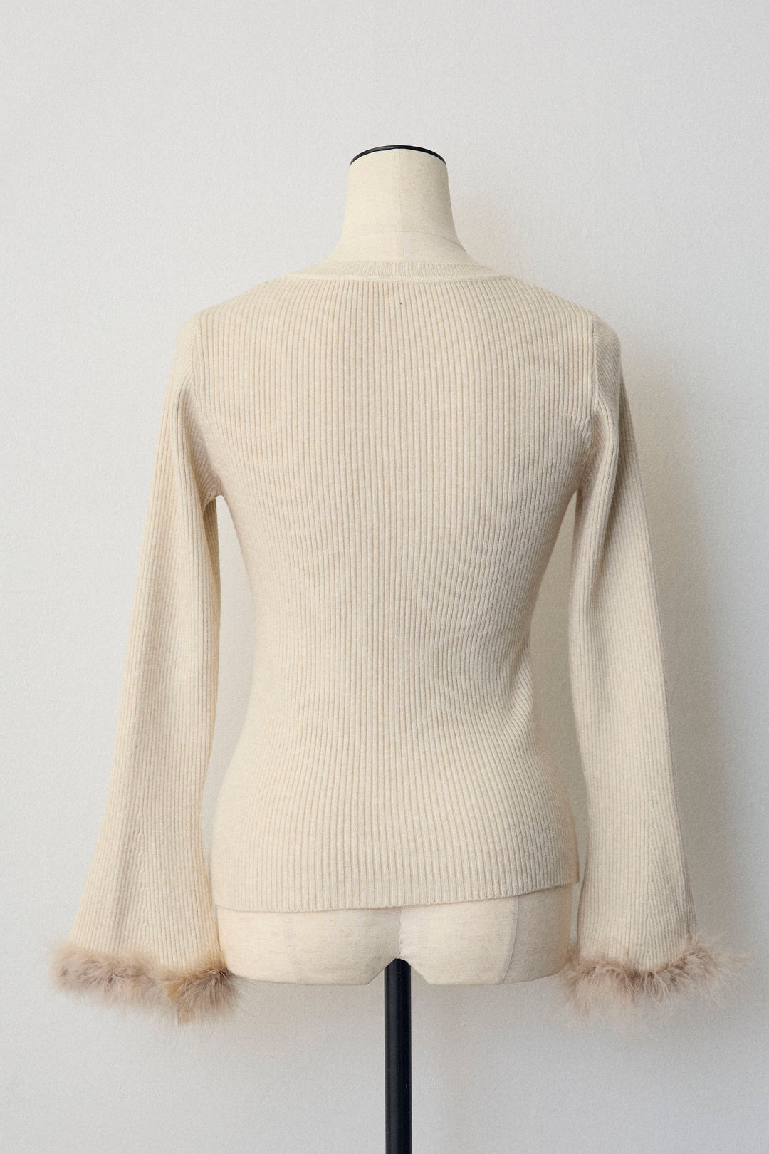 [予約]ファーフレアスリーブゴールドボタンニット