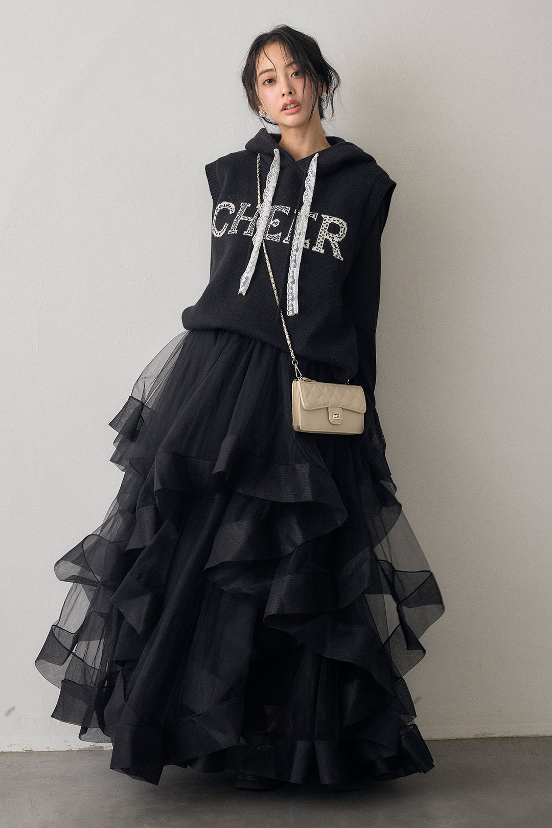 [予約/SET]チュールシアーカフスリブニット+レースリボンロゴフードスリーブレスニット+ランダムフリルティアードボリュームスカート(3set)