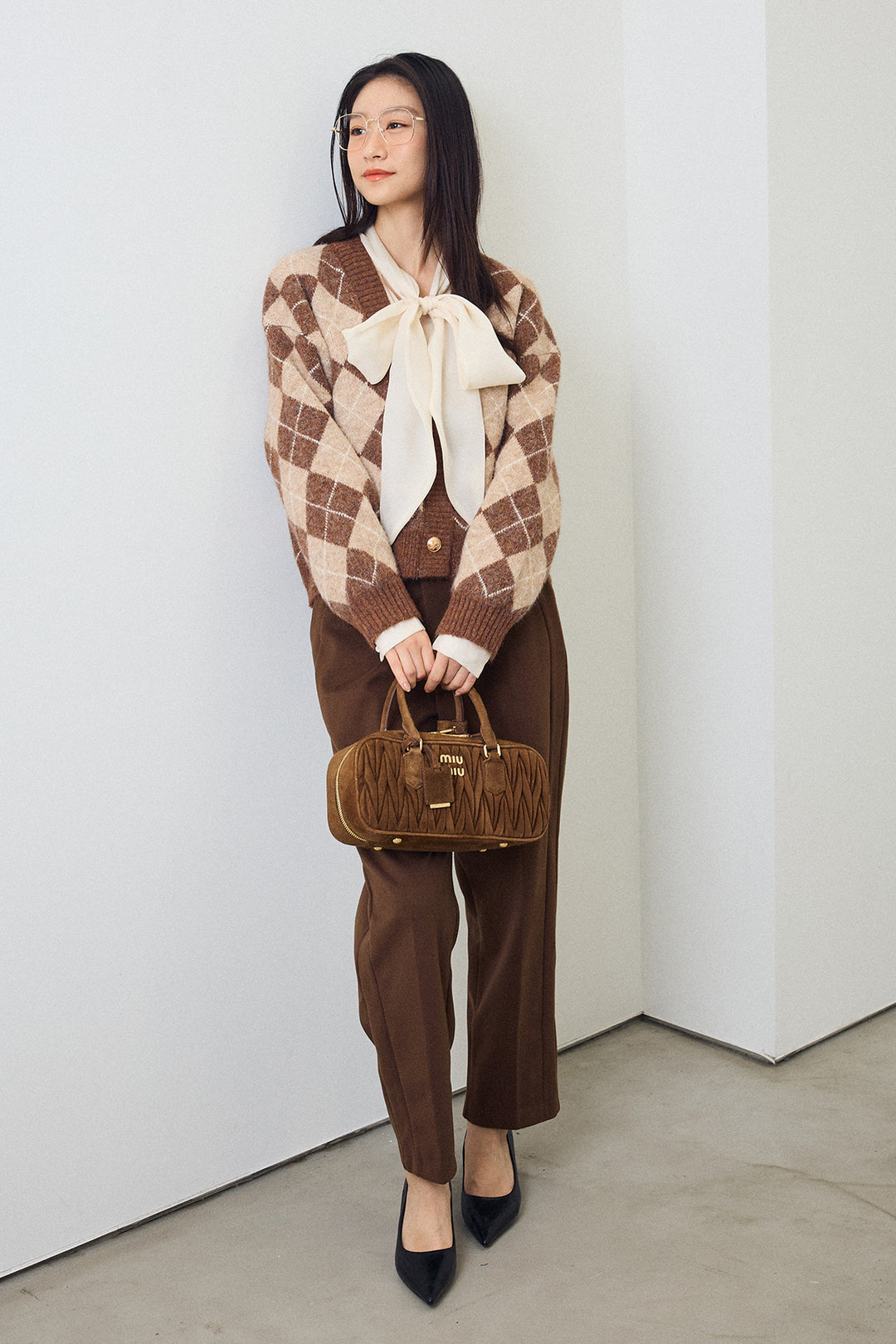 [予約/SET]前後2wayリボンシアーブラウス+アーガイル柄ゴールドボタンニットカーデ+ウォームセンタープレス美ラインテーパードパンツ(3set)