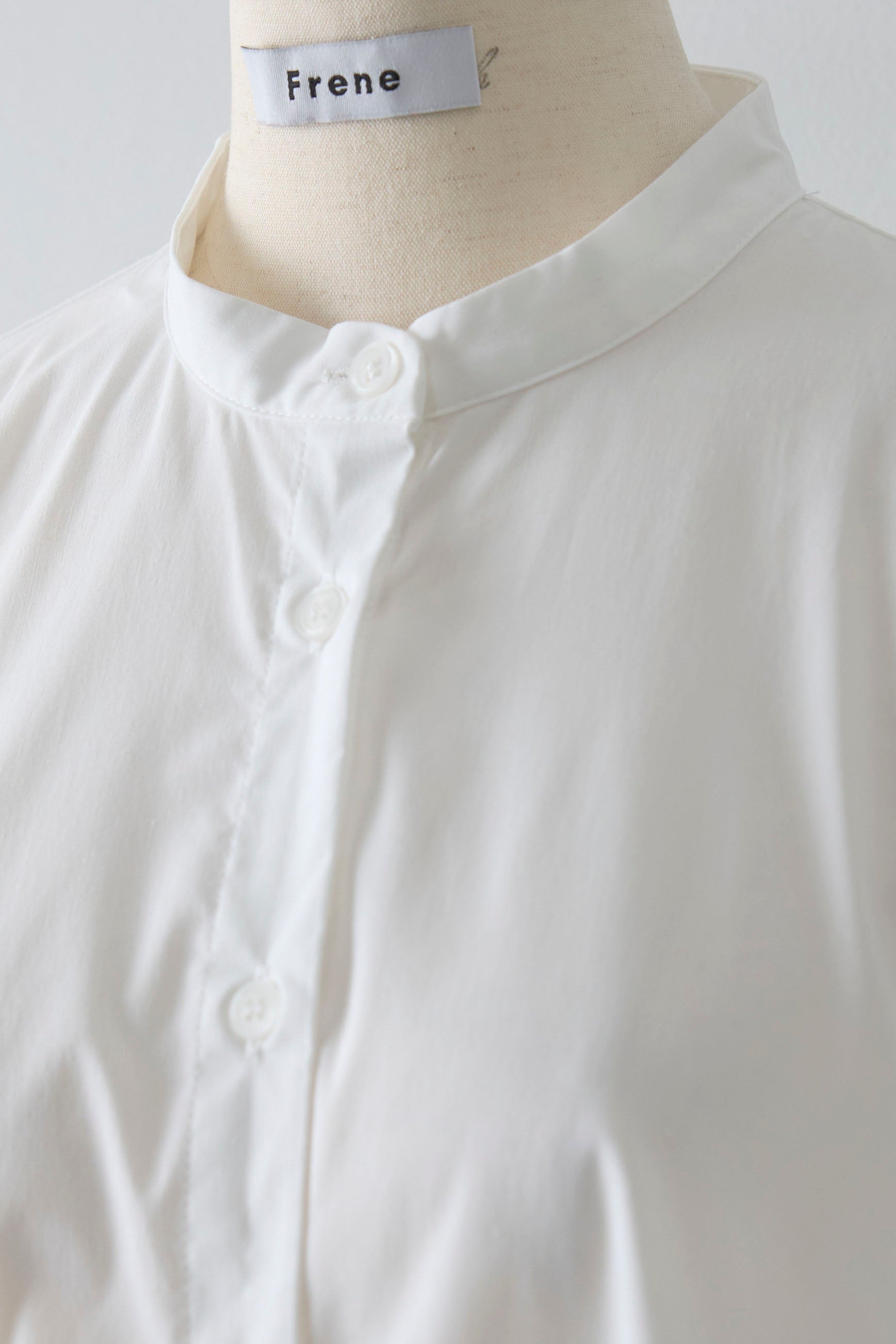 予約]フリルヘムノーカラーブラウス – Frene