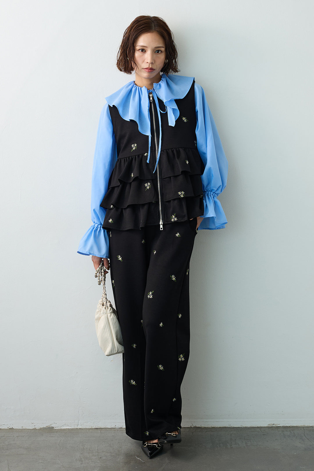 [予約/SET]エアリーフリルフレアカフスブラウス+フラワー刺繍ティアードポンチベスト+フラワー刺繍ストレートポンチパンツ(3set)