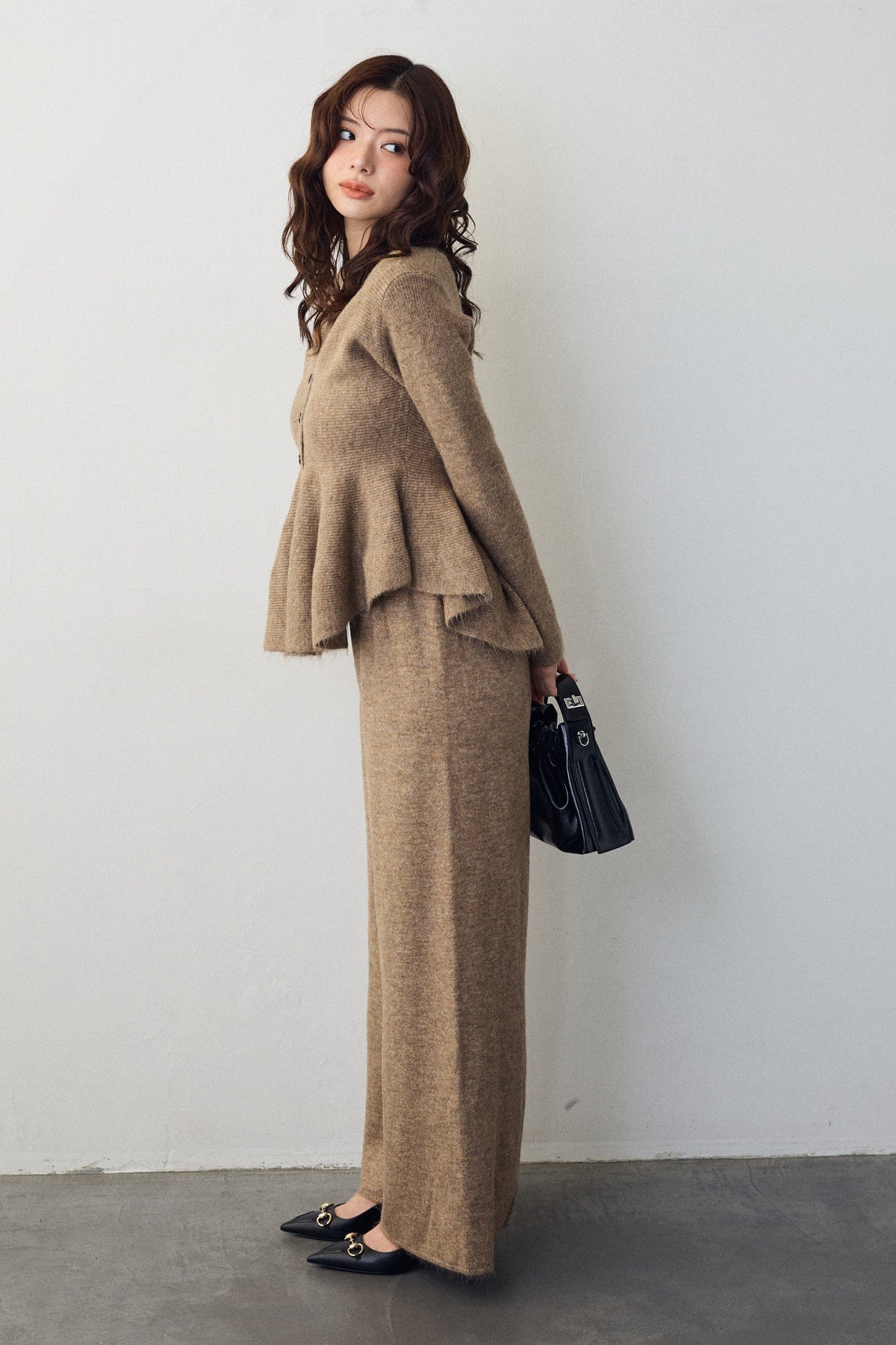 予約]美ラインペプラムニットセットアップ – Frene