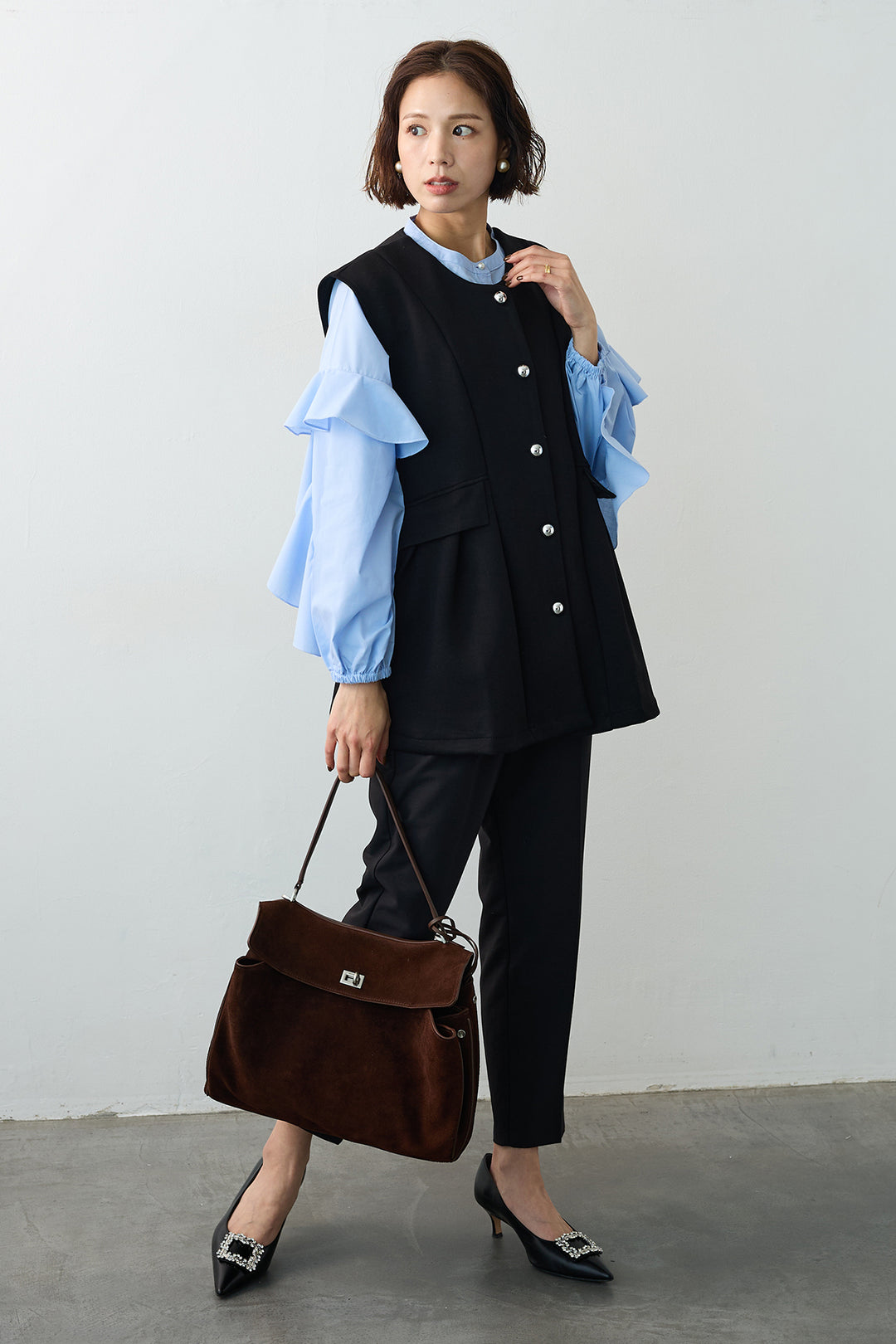 [予約/SET]ティアードフリルスリーブパールボタンブラウス+ペプラムラインシルバーボタンジレ(2set)