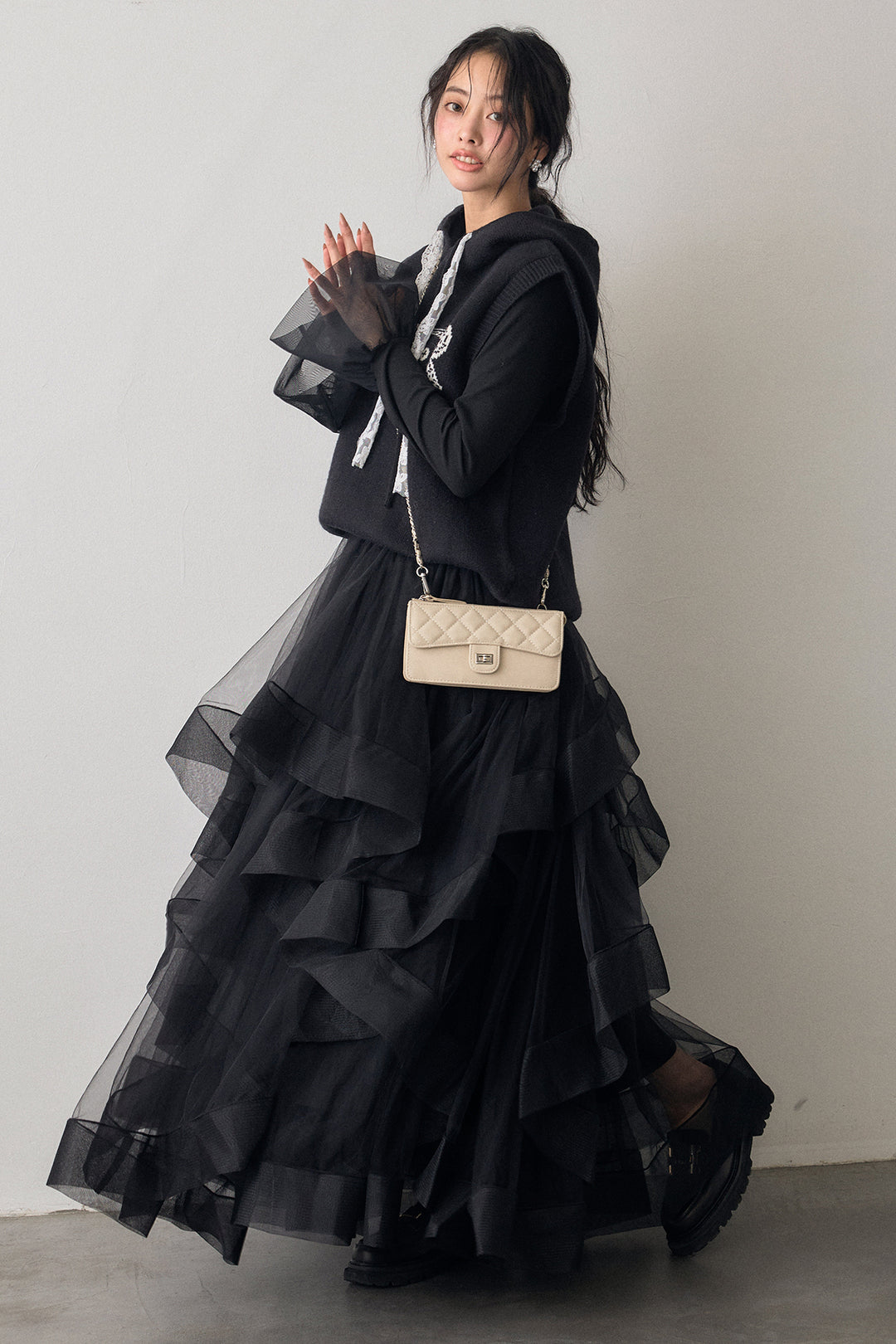 [予約/SET]チュールシアーカフスリブニット+レースリボンロゴフードスリーブレスニット+ランダムフリルティアードボリュームスカート(3set)