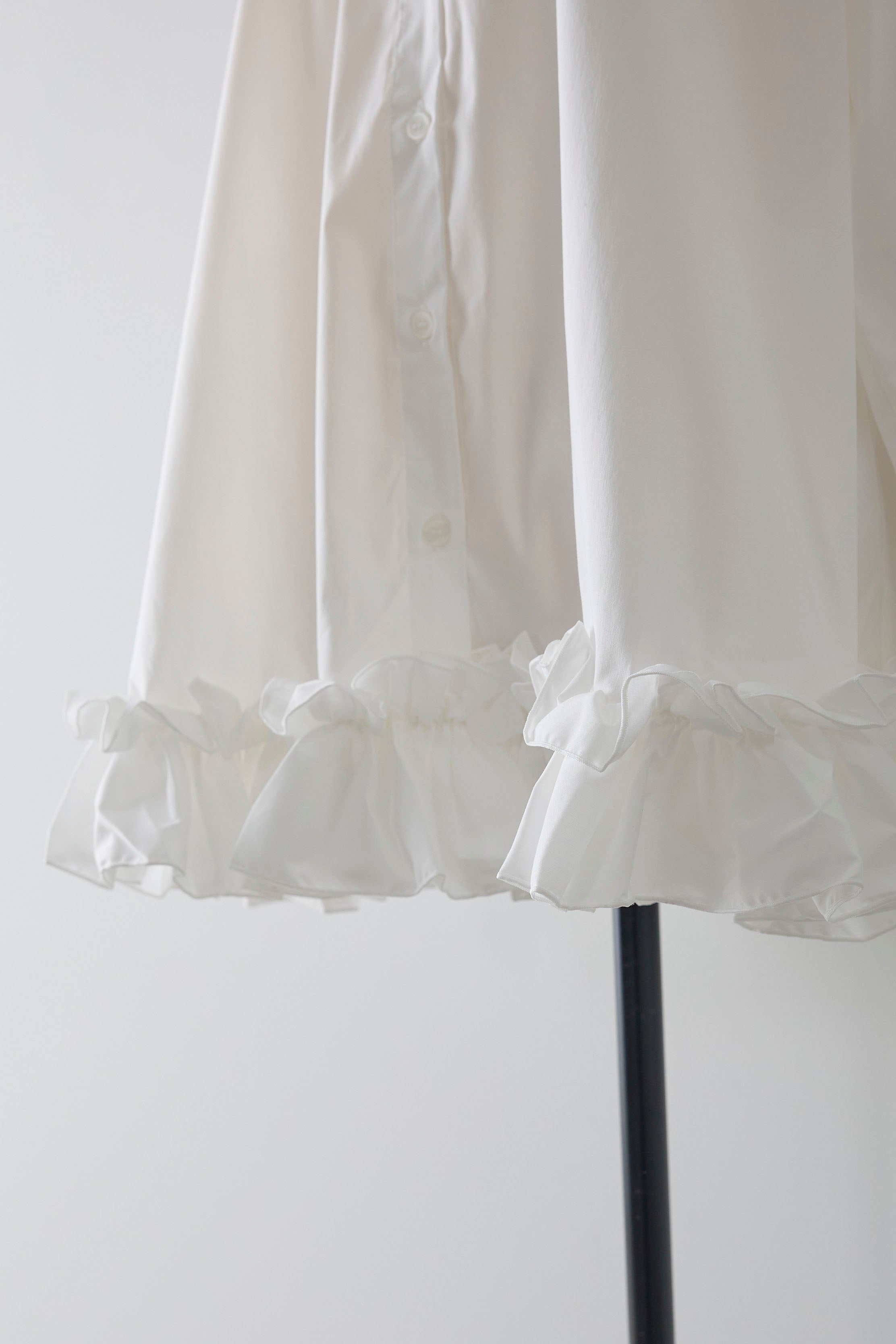 予約]フリルヘムノーカラーブラウス – Frene