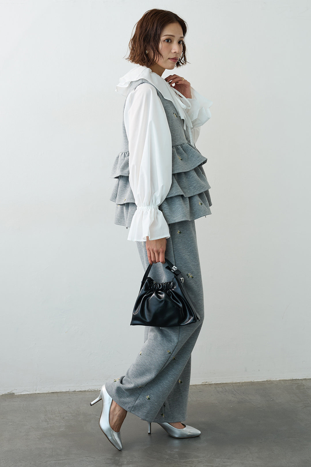 [予約/SET]エアリーフリルフレアカフスブラウス+フラワー刺繍ティアードポンチベスト+フラワー刺繍ストレートポンチパンツ(3set)