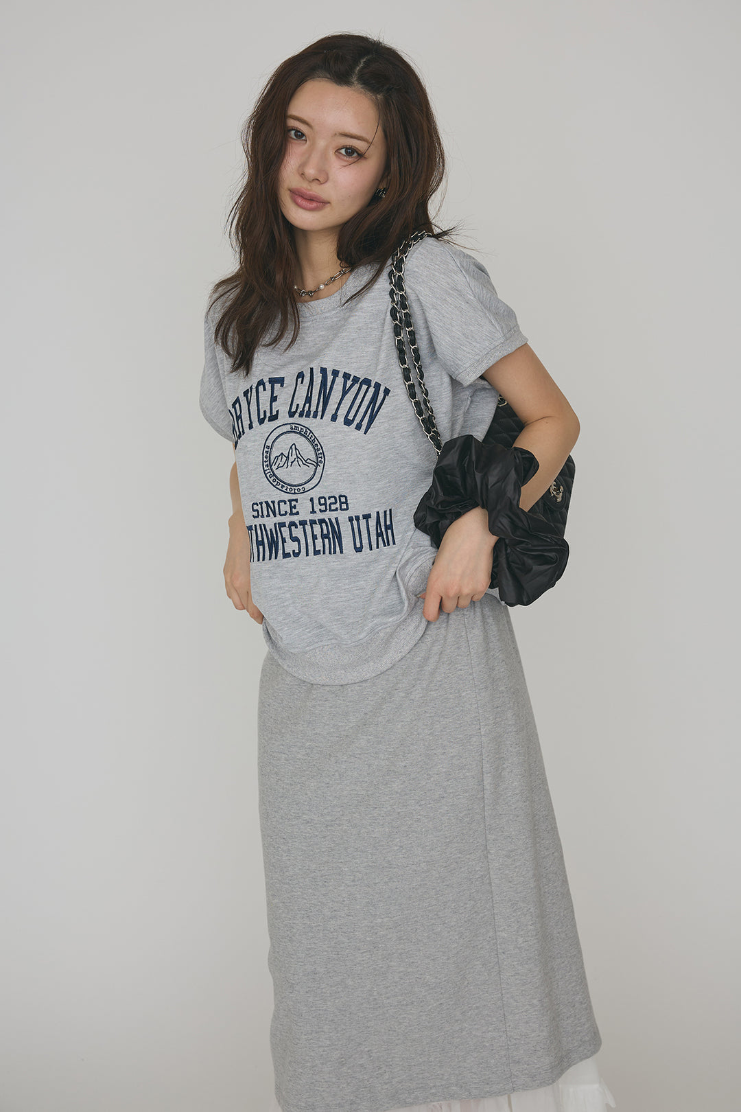 [予約/SET]ロゴ刺繍デザインリブカットT+フリルヘムスウェットスリットスカート(2set)