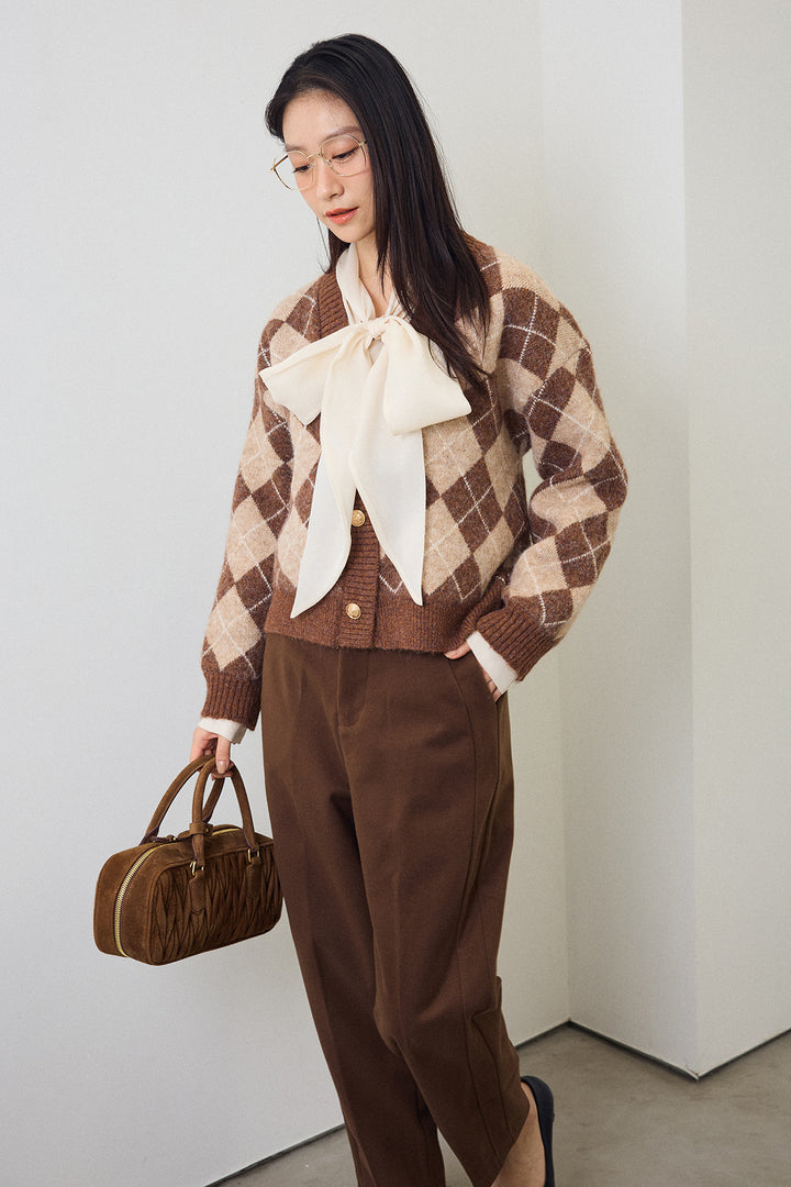 [予約/SET]前後2wayリボンシアーブラウス+アーガイル柄ゴールドボタンニットカーデ+ウォームセンタープレス美ラインテーパードパンツ(3set)
