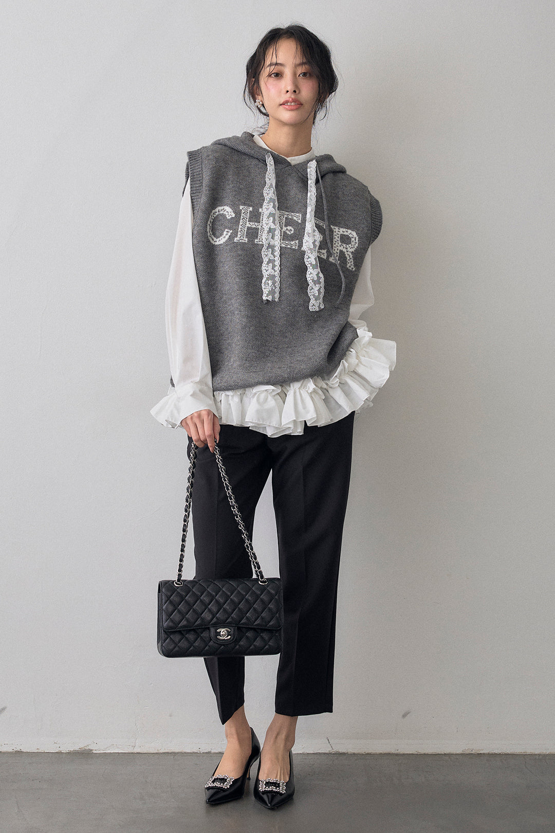 [予約/SET]パネルフレアヘムシャツ+レースリボンロゴフードスリーブレスニット(2set)