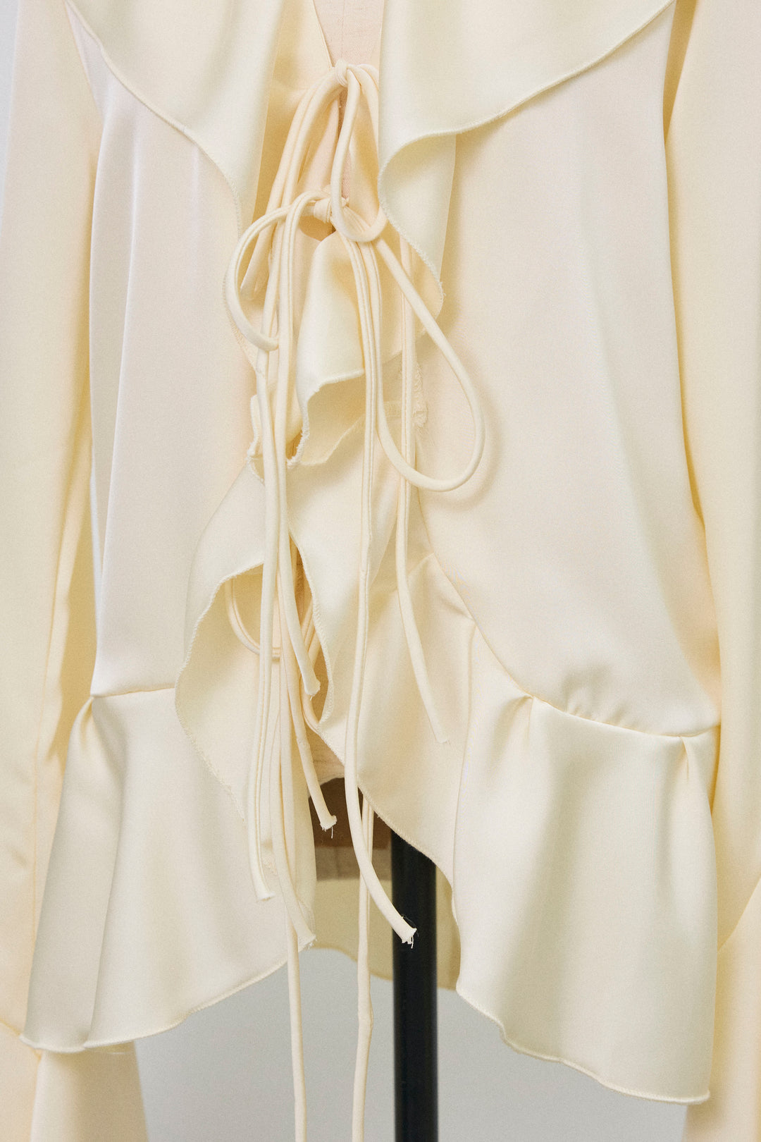 [予約]サテンフリルベルスリーブブラウス