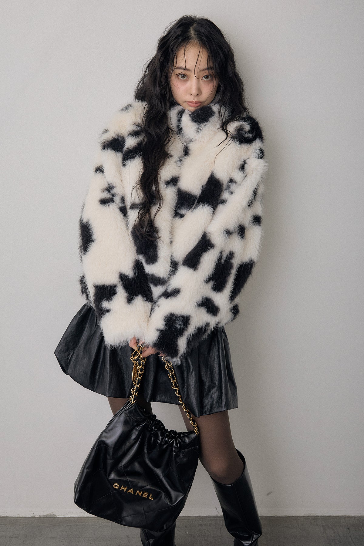 CLANE COWファーコート 白・黒 予約]COW柄スタンドファーライクコート – Frene