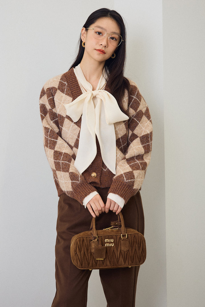[予約/SET]前後2wayリボンシアーブラウス+アーガイル柄ゴールドボタンニットカーデ+ウォームセンタープレス美ラインテーパードパンツ(3set)