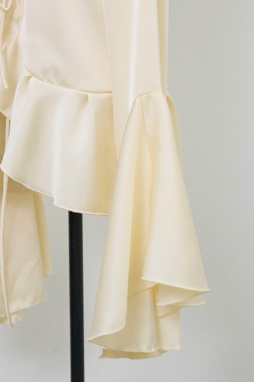 [予約]サテンフリルベルスリーブブラウス