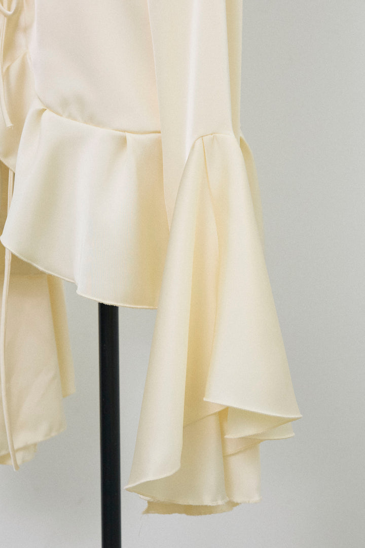 [予約]サテンフリルベルスリーブブラウス