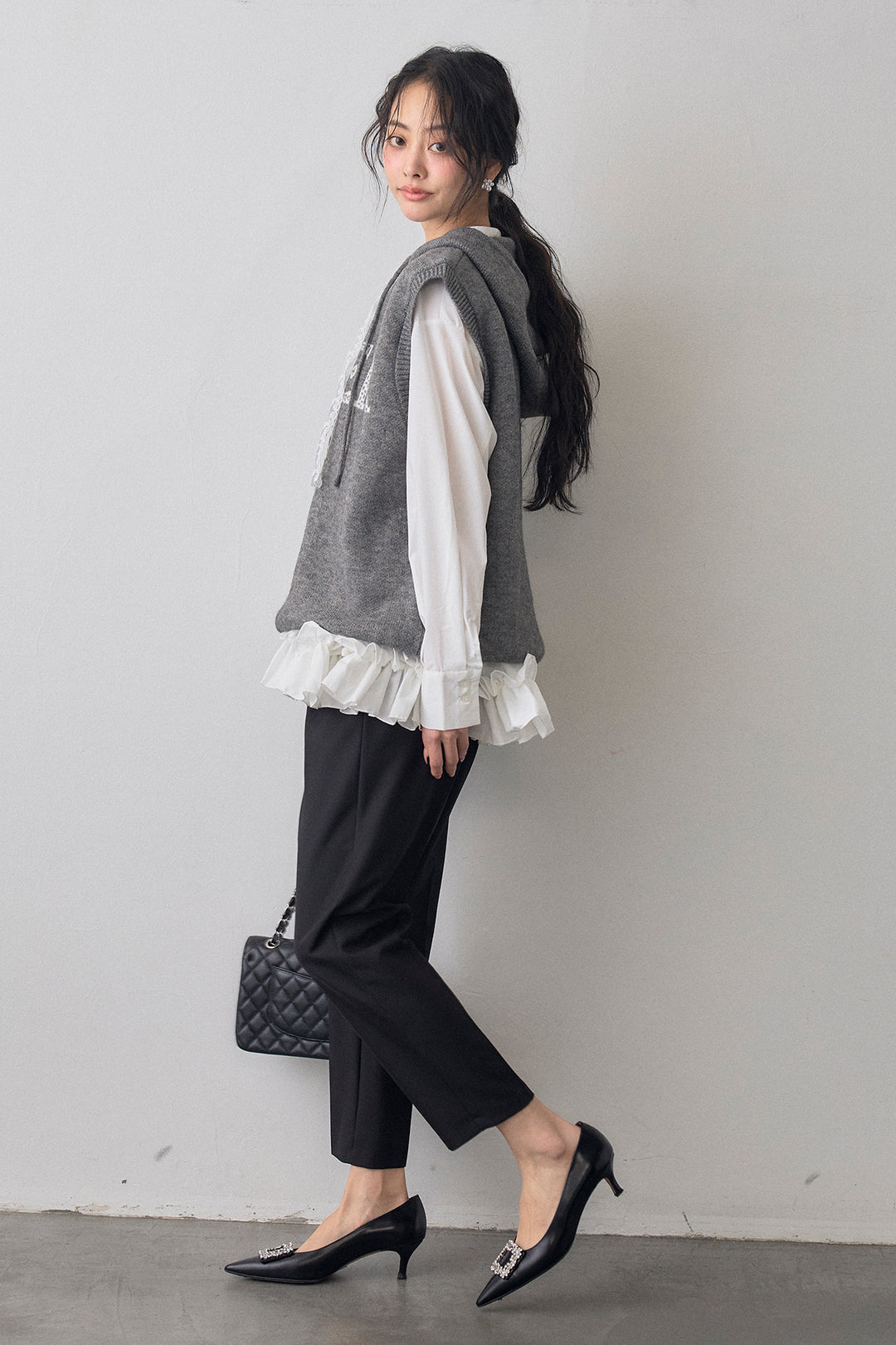 [予約/SET]パネルフレアヘムシャツ+レースリボンロゴフードスリーブレスニット(2set)