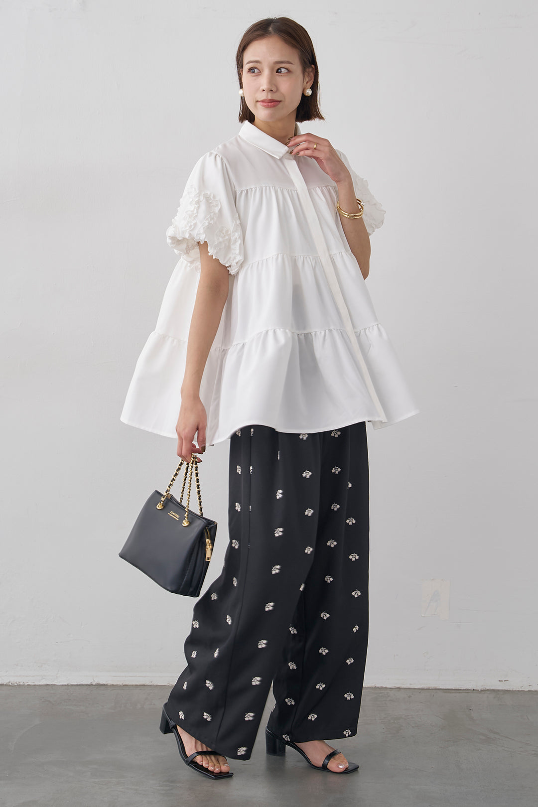 [予約/SET]フリルウェーブスリーブティアードブラウス+フラワー刺繍ツイルストレートパンツ(2set)