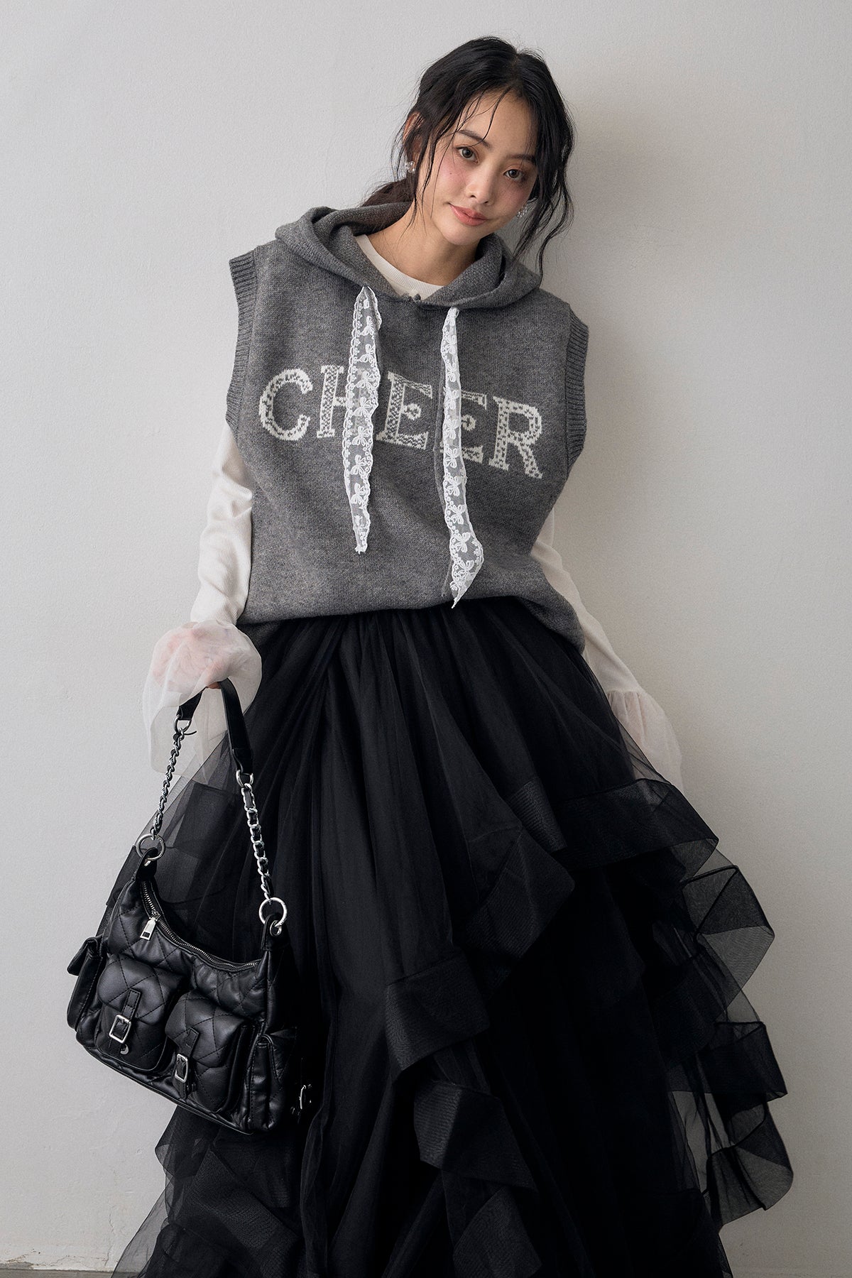 予約/SET]レースリボンロゴフードスリーブレスニット+ランダムフリル